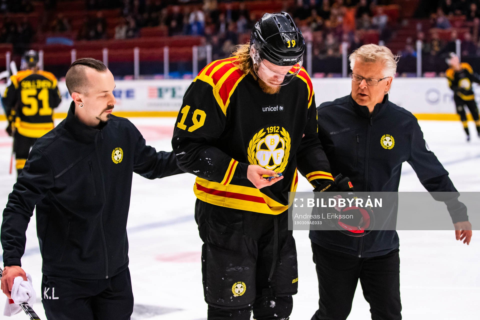 Brynäs Ludvig Nilsson hjälps av isen