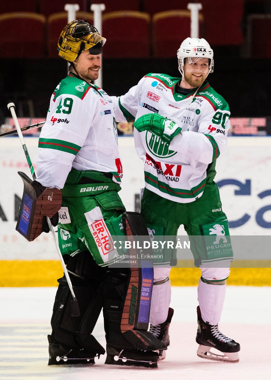 Rögles målvakt Justin Pogge och Ted Brithén jublar