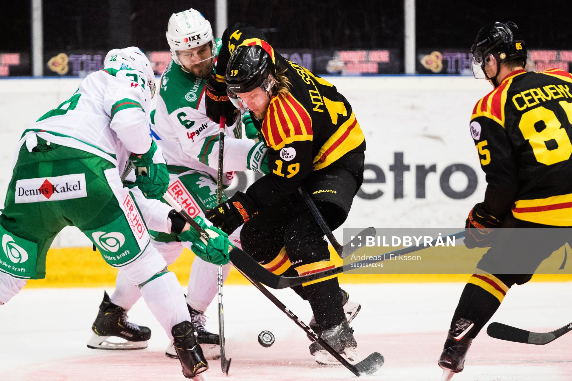 Rögles Craig Schira och Brynäs Ludvig Nilsson i kamp om