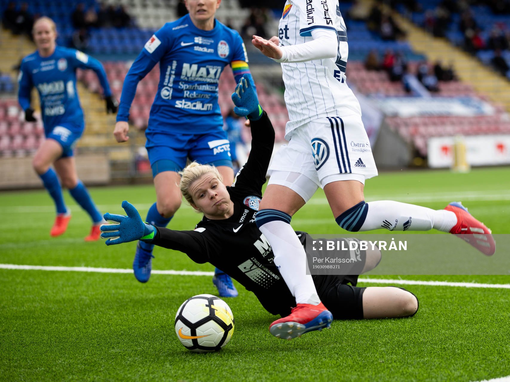 Djurgårdens Olivia Schough och Eskilstunas målvakt Emelie