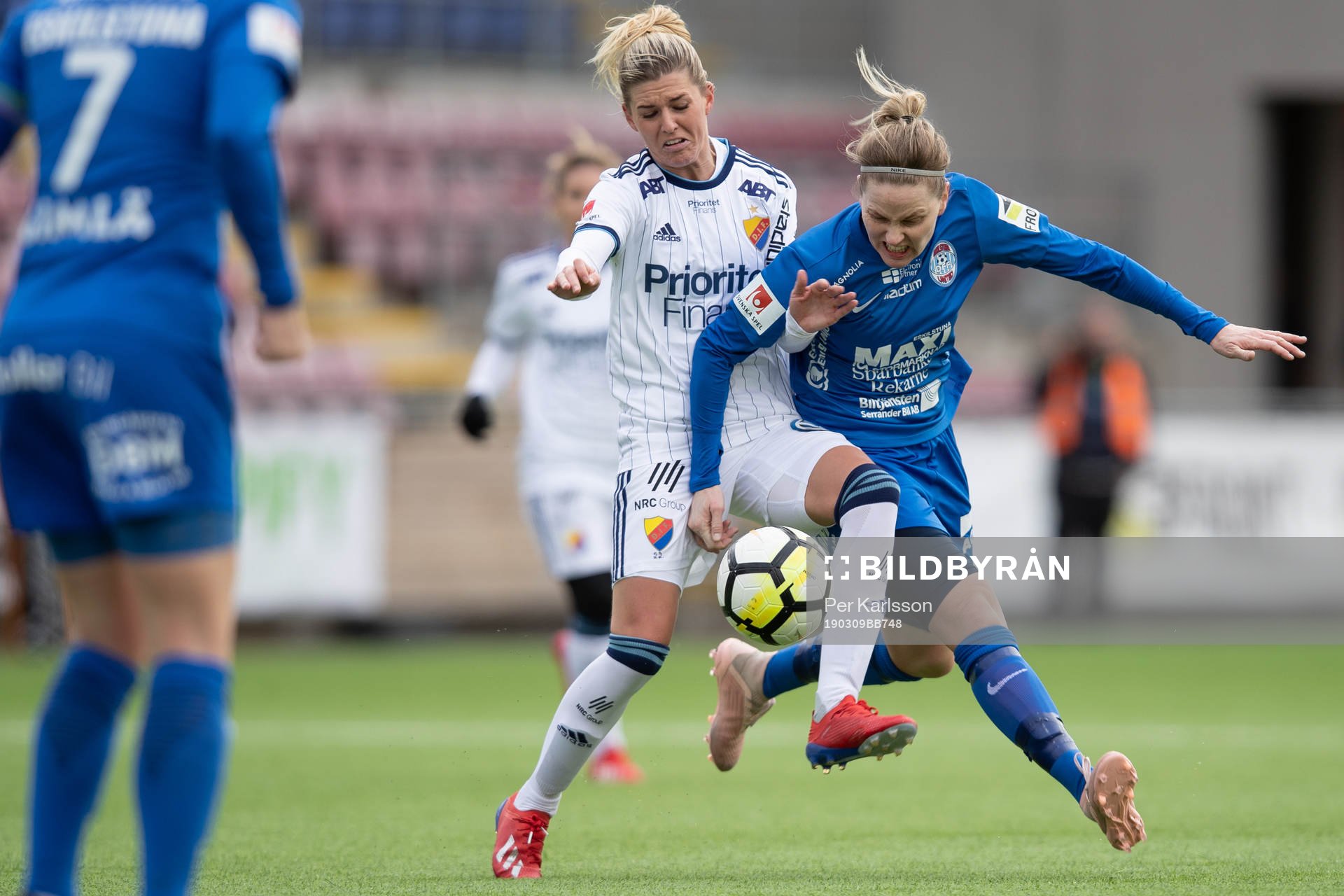 Djurgårdens Olivia Schough i en duell med Eskilstunas Lisa Dahlkvist under fotbollsmatchen i Svenska Cupen för damer mellan Eskilstuna United och Djurgården den 9 mars i Eskilstuna.