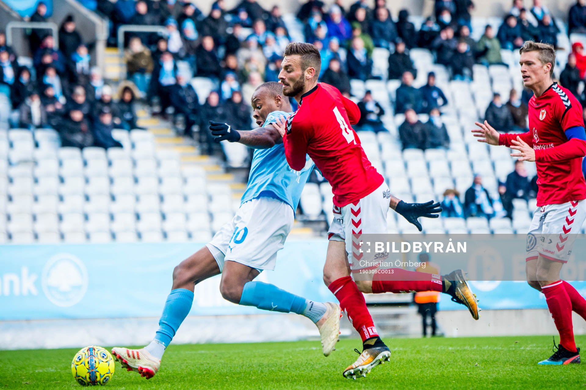 Malmö FFs Carlos Strandberg rivs ner i straffområdet av