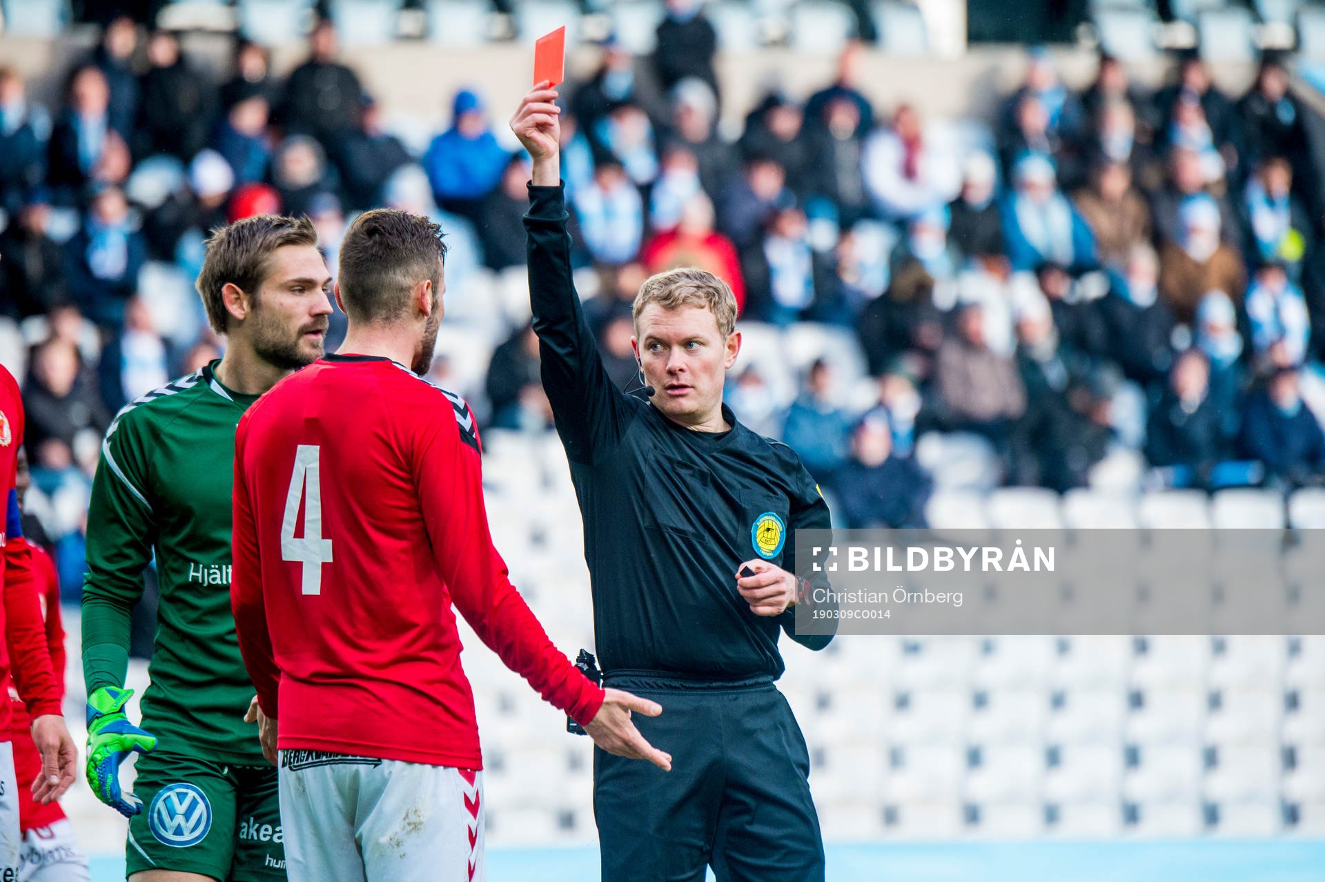 Domaren Fredrik Klitte ger Kalmars Fidan Aliti rött kort under träningsmatchen i fotboll mellan Malmö FF och Kalmar den 9 mars 2019 i Malmö.
