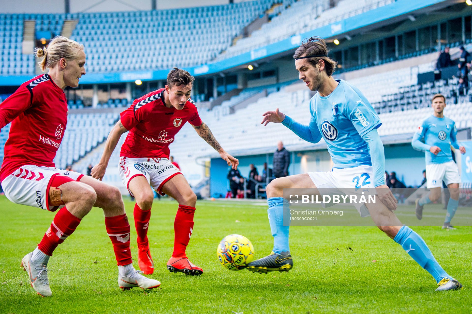 Malmö FFs Adi Nalic mot Kalmars Henrik Löfqvist och Adrian Edqvist under träningsmatchen i fotboll mellan Malmö FF och Kalmar den 9 mars 2019 i Malmö.