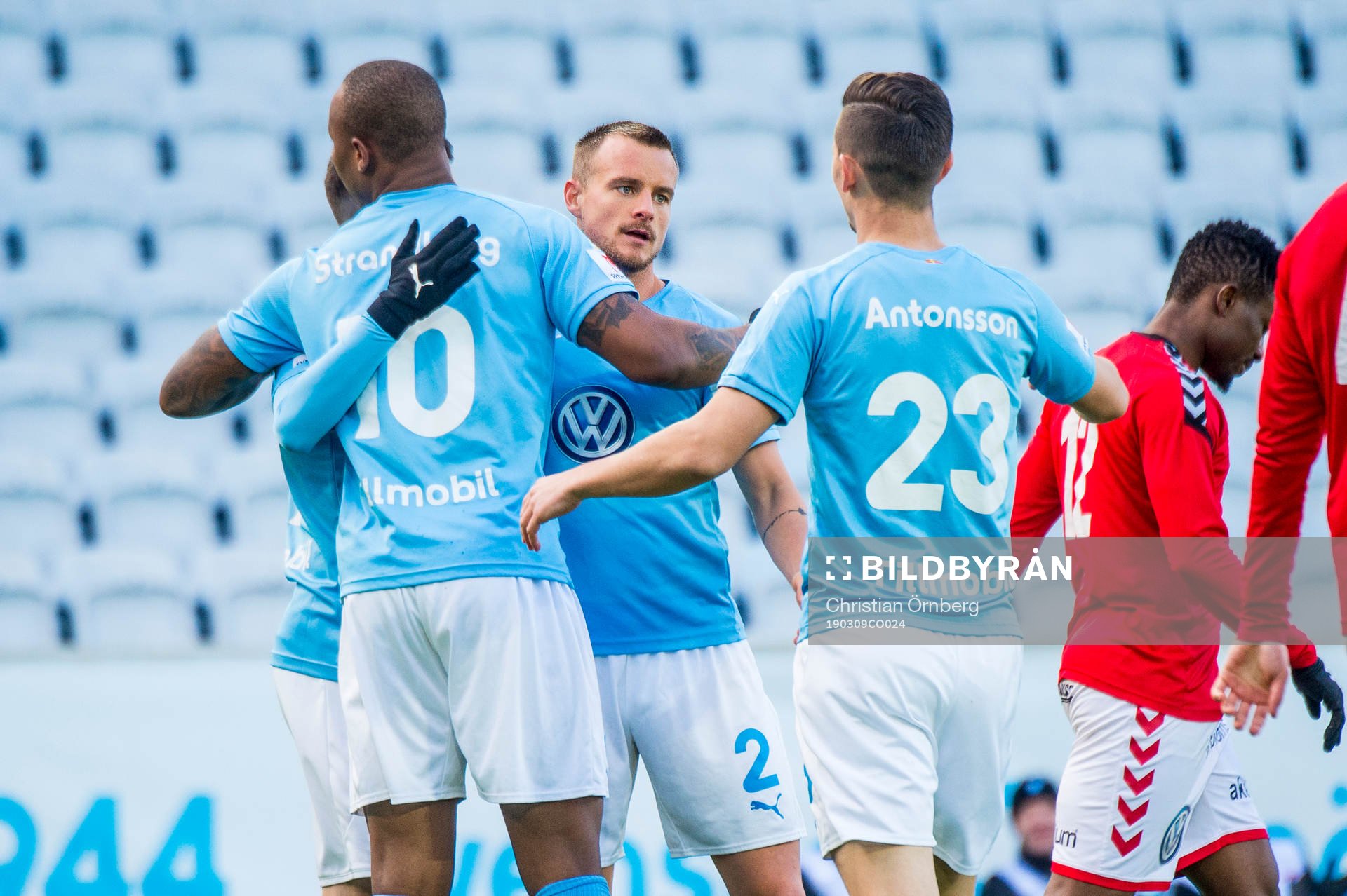 Malmö FFs Eric Larsson gör 1-0 och firar med Carlos