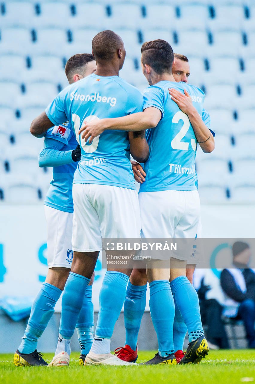 Malmö FFs Eric Larsson gör 1-0 och firar med lagkamraterna under träningsmatchen i fotboll mellan Malmö FF och Kalmar den 9 mars 2019 i Malmö.