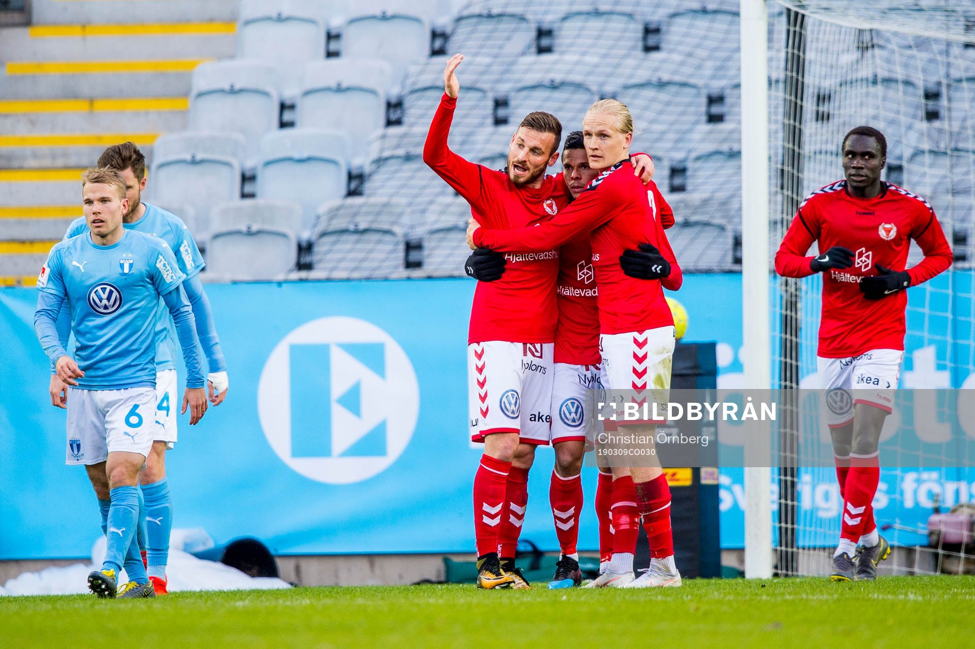 Kalmars Romário Pereira Sipião jublar med lagkamraterna efter 1-1 på straff under träningsmatchen i fotboll mellan Malmö FF och Kalmar den 9 mars 2019 i Malmö.