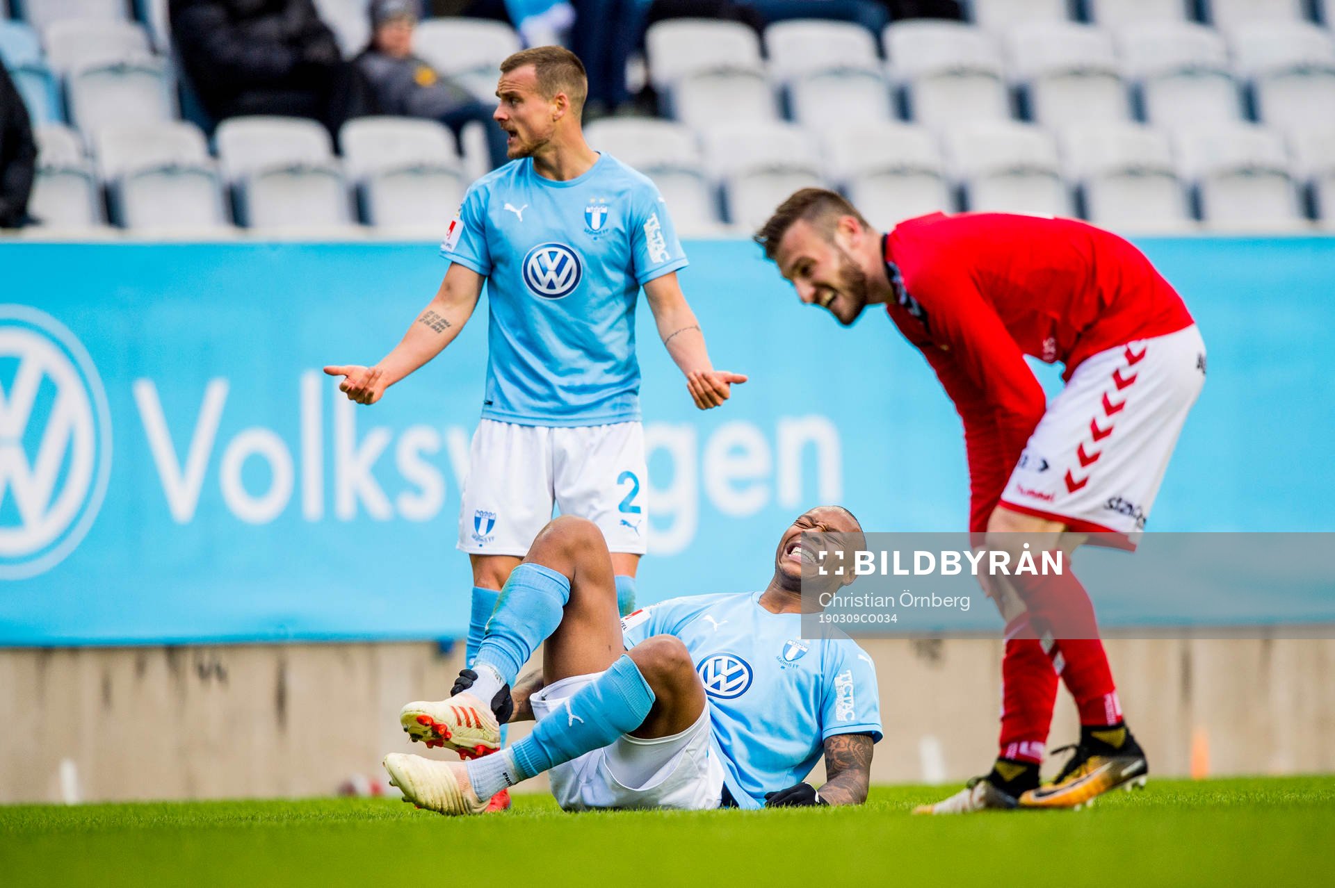 Malmö FFs Carlos Strandberg grinar illa