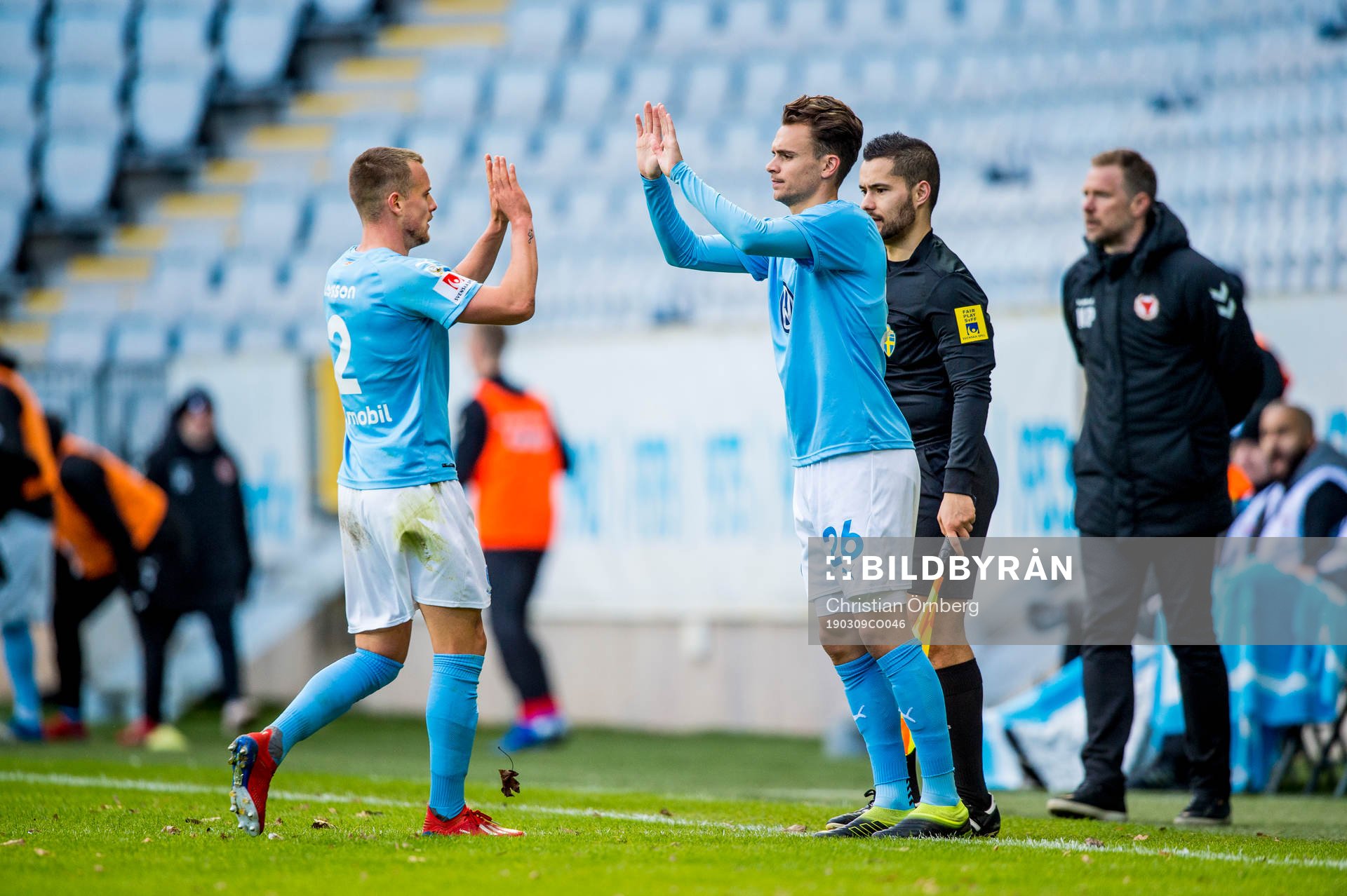 Malmö FFs Eric Larsson går ut och Andreas Vindheim kommer