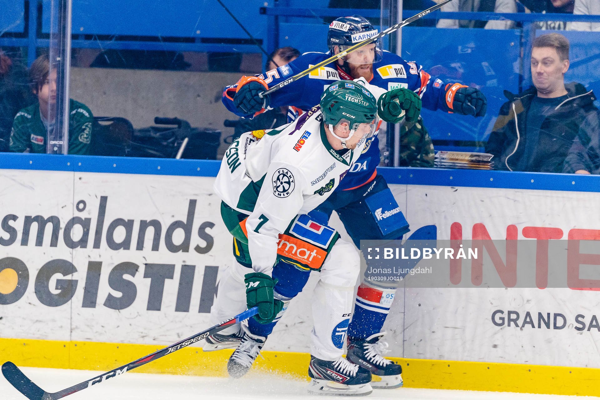 Färjestads Johan Ivarsson tacklar Växjös Liam Reddox