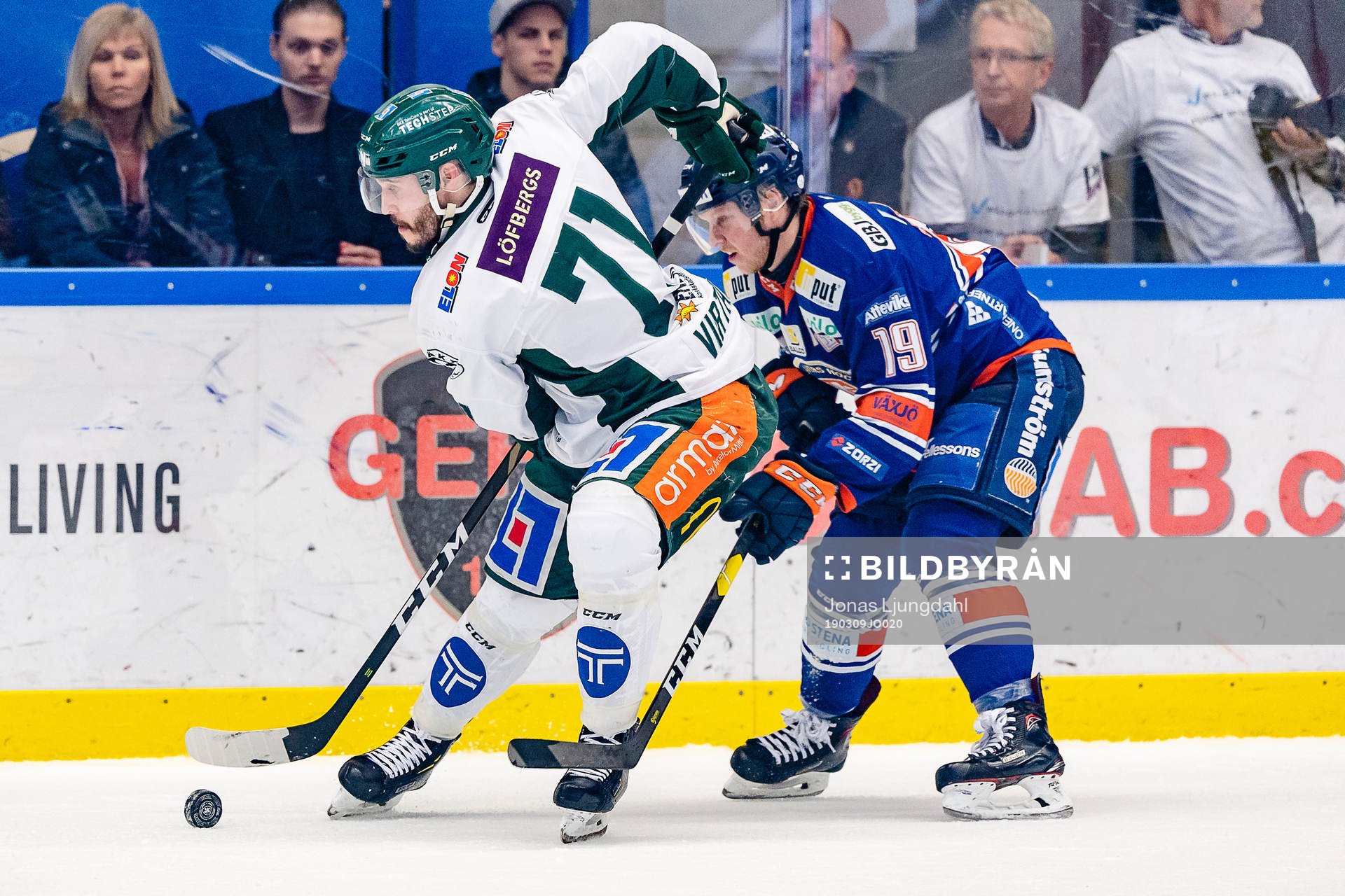 Färjestads Jesse Virtanen jagas av Växjös Tuomas