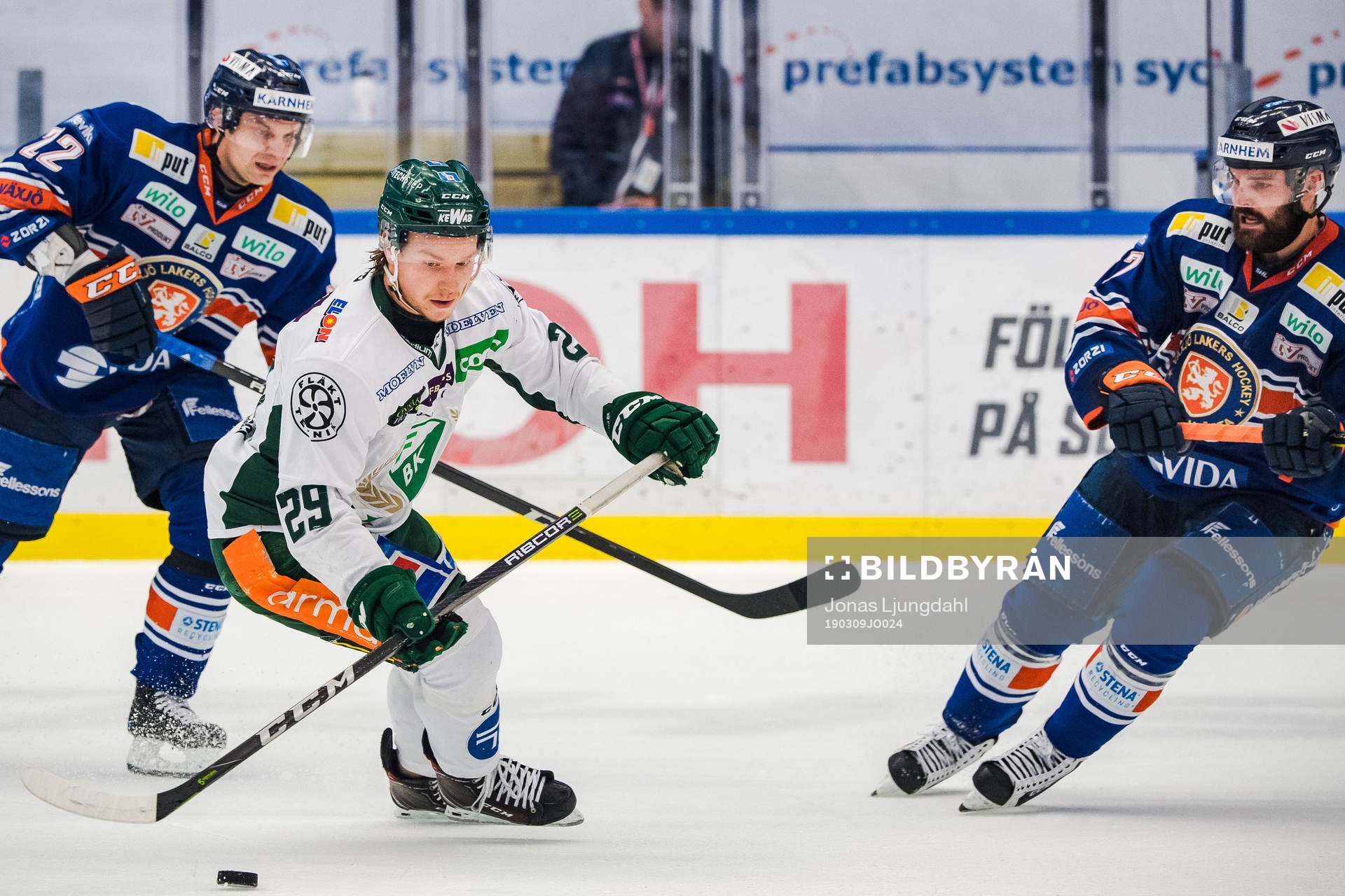 Färjestads Oskar Steen och Växjös Janne Pesonen och