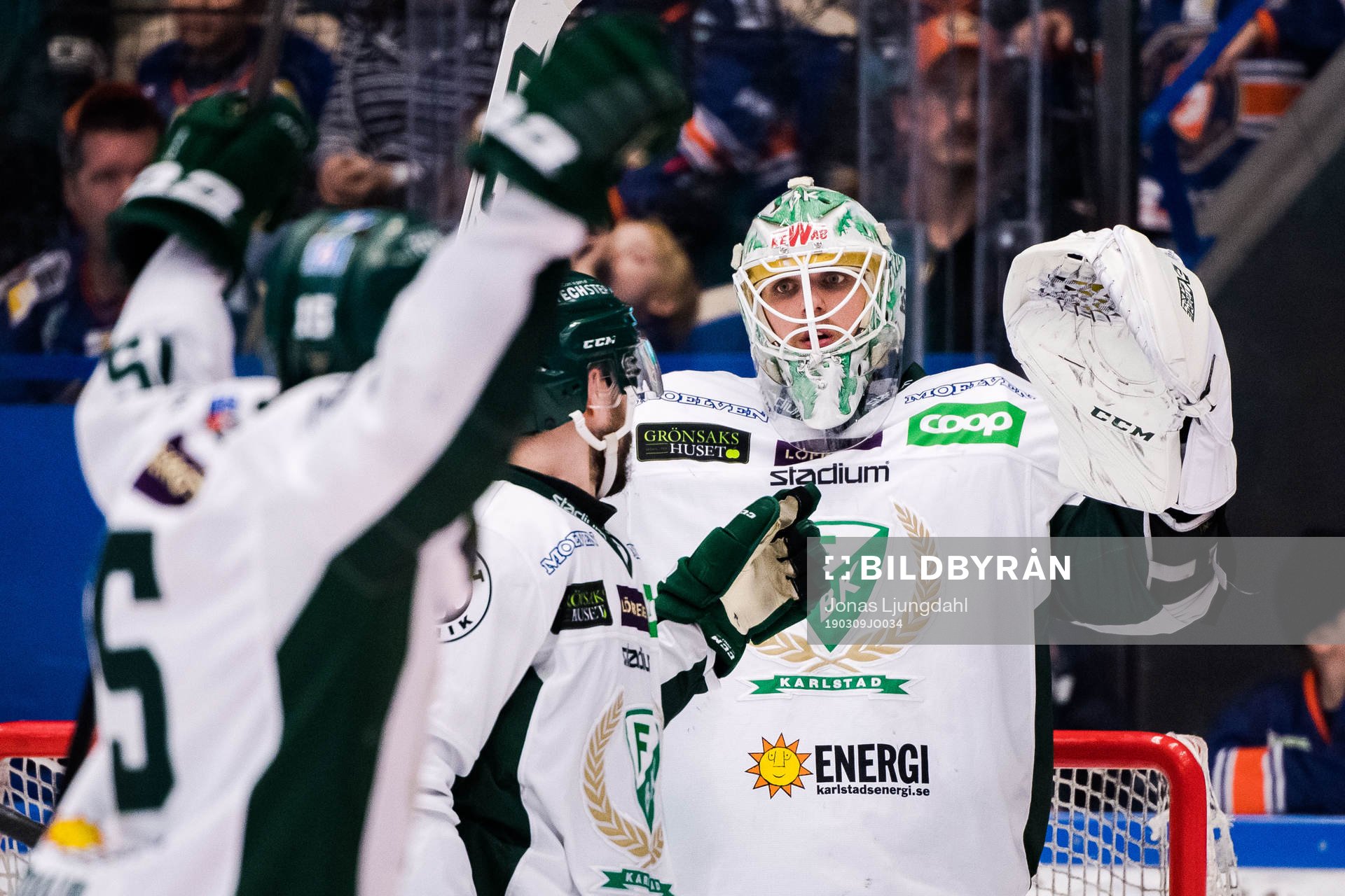 Färjestads målvakt Adam Werner jublar