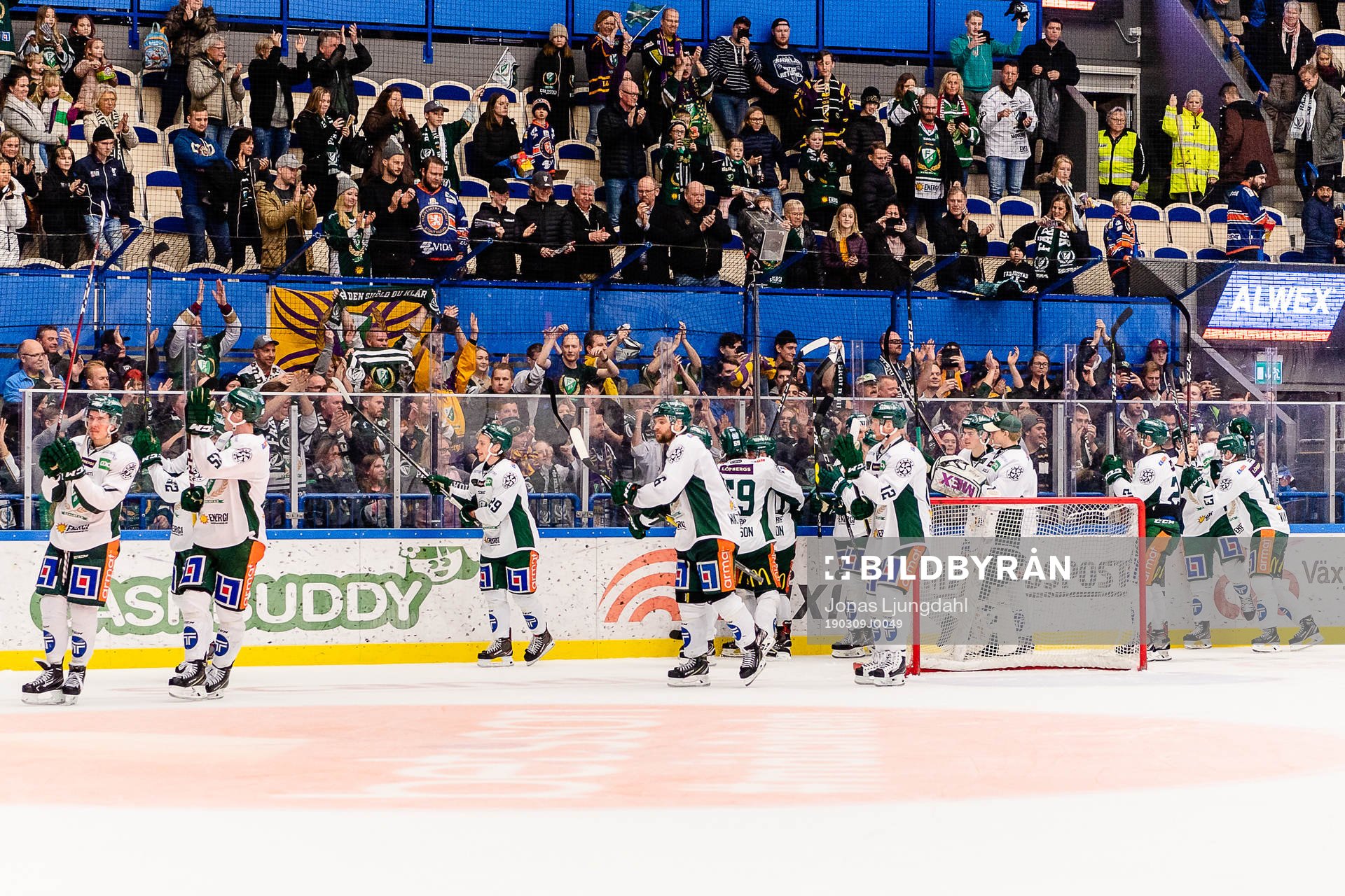 Färjestads spelare jublar framför fansen