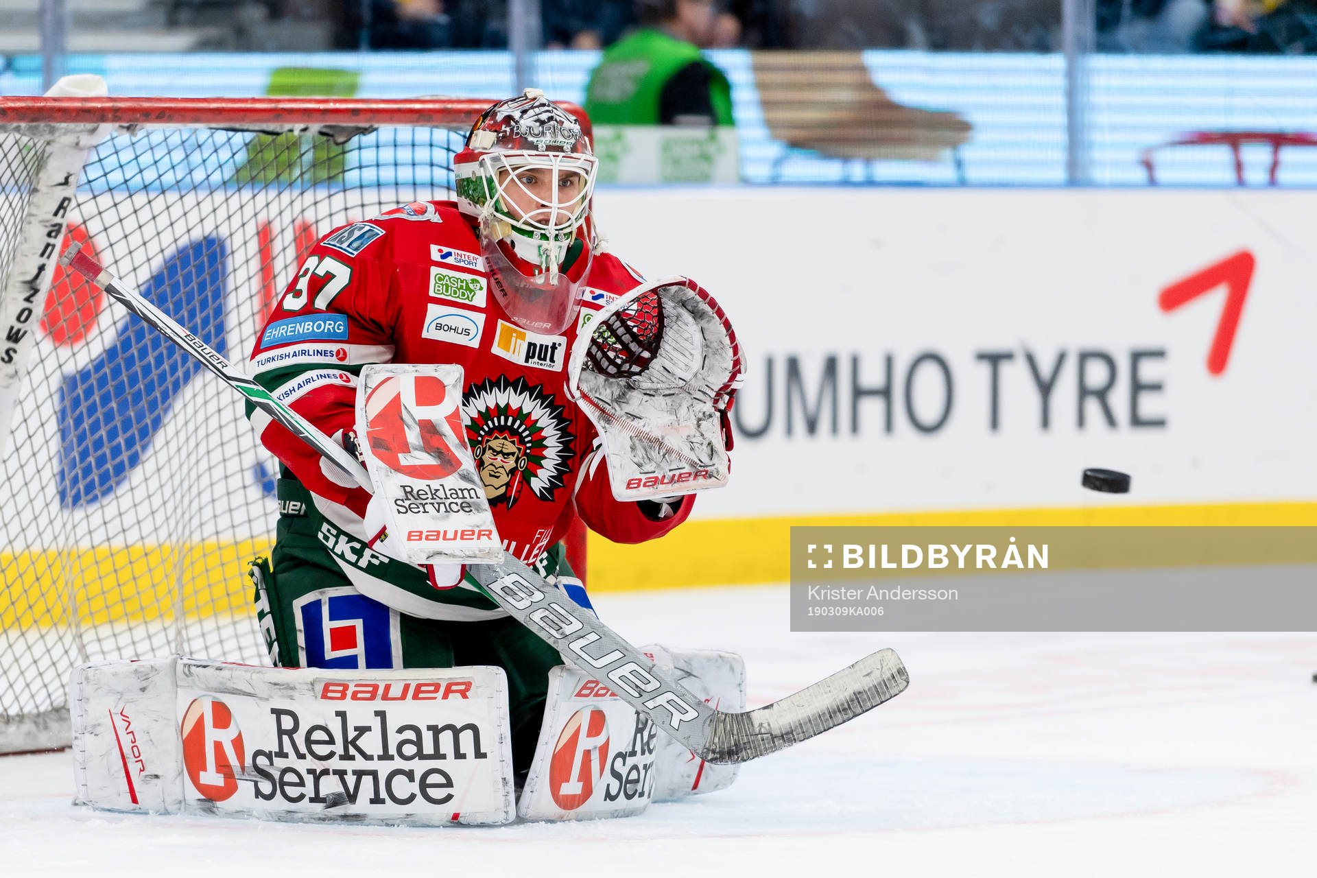 Frölundas målvakt Johan Gustafsson före ishockeymatchen
