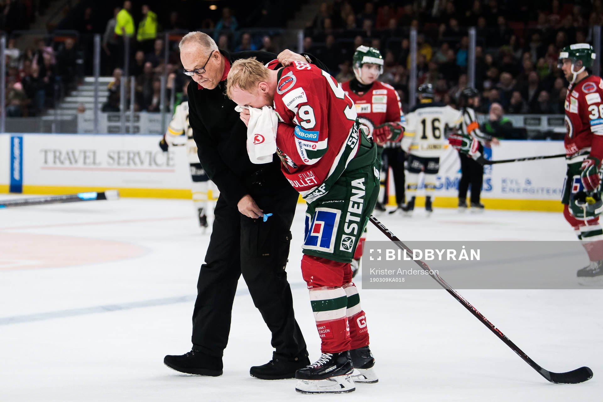 Frölundas Simon Hjalmarsson leds av isen
