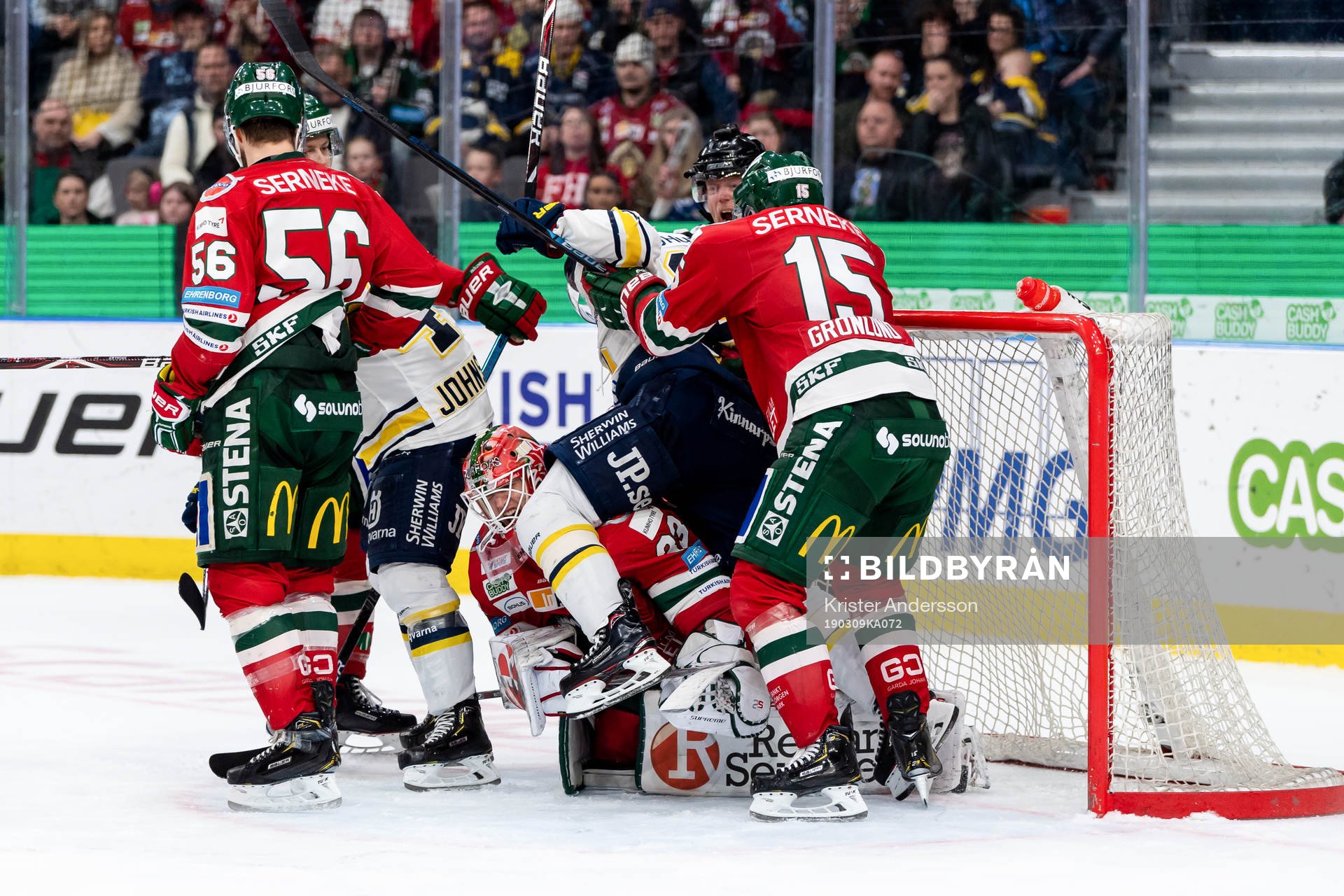 Kamp framför Frölundas målvakt Johan Mattsson