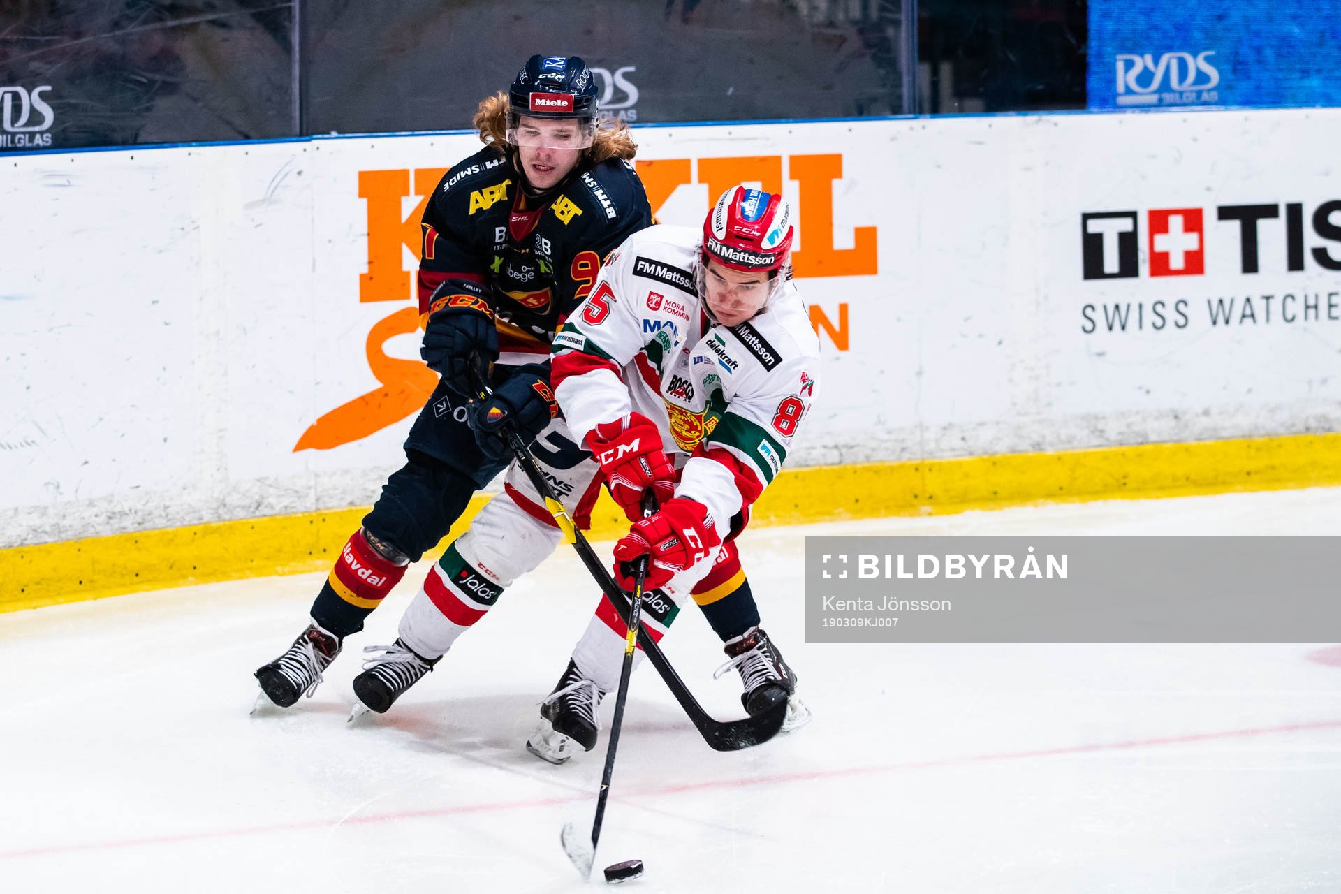 Moras Michael Haga och Djurgårdens Axel Jonsson Fjällby