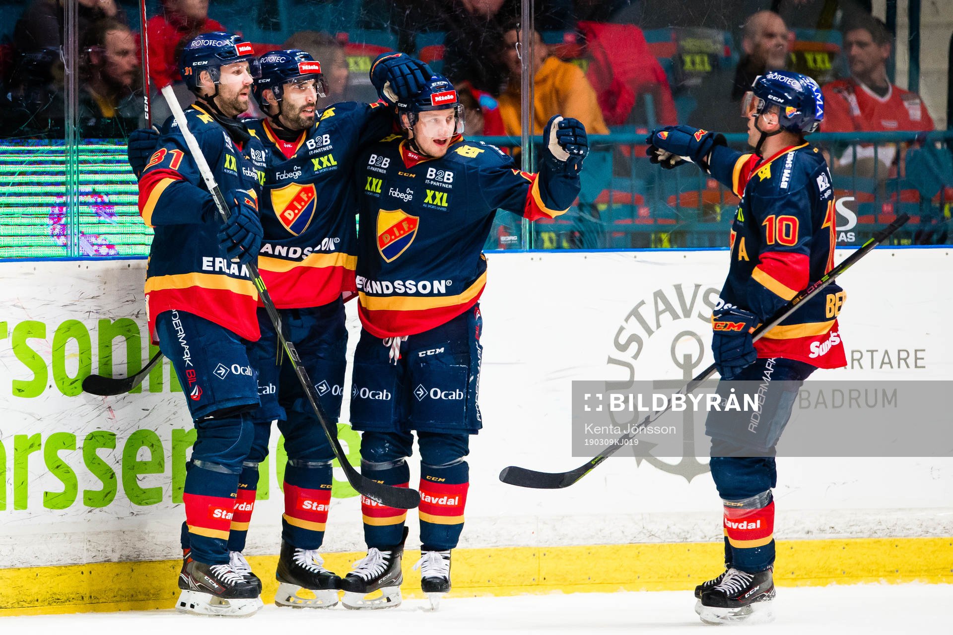 Djurgårdens Jason Garrison (m) jublar med Dick Axelsson,