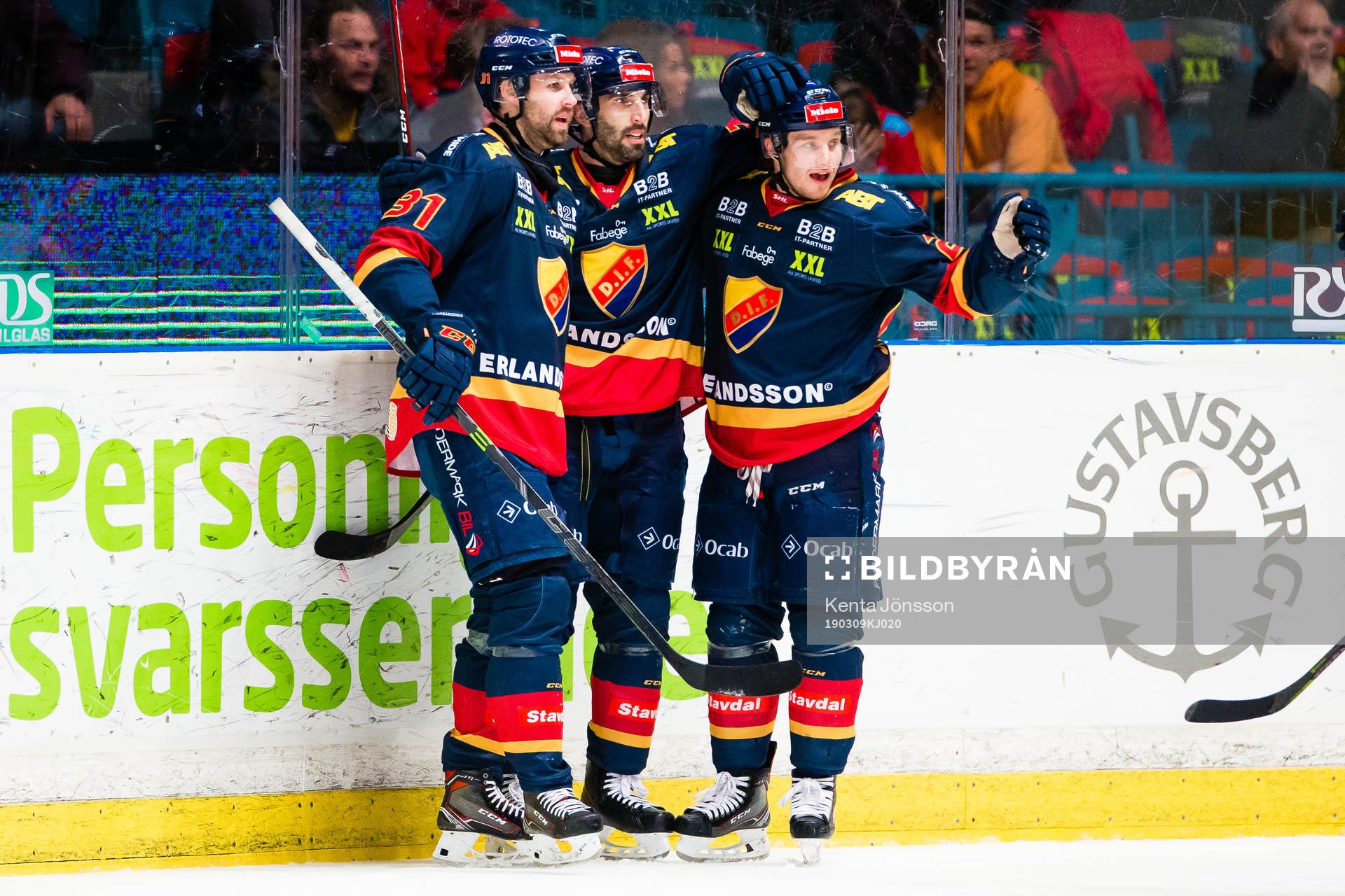 Djurgårdens Jason Garrison (m) jublar med Dick Axelsson