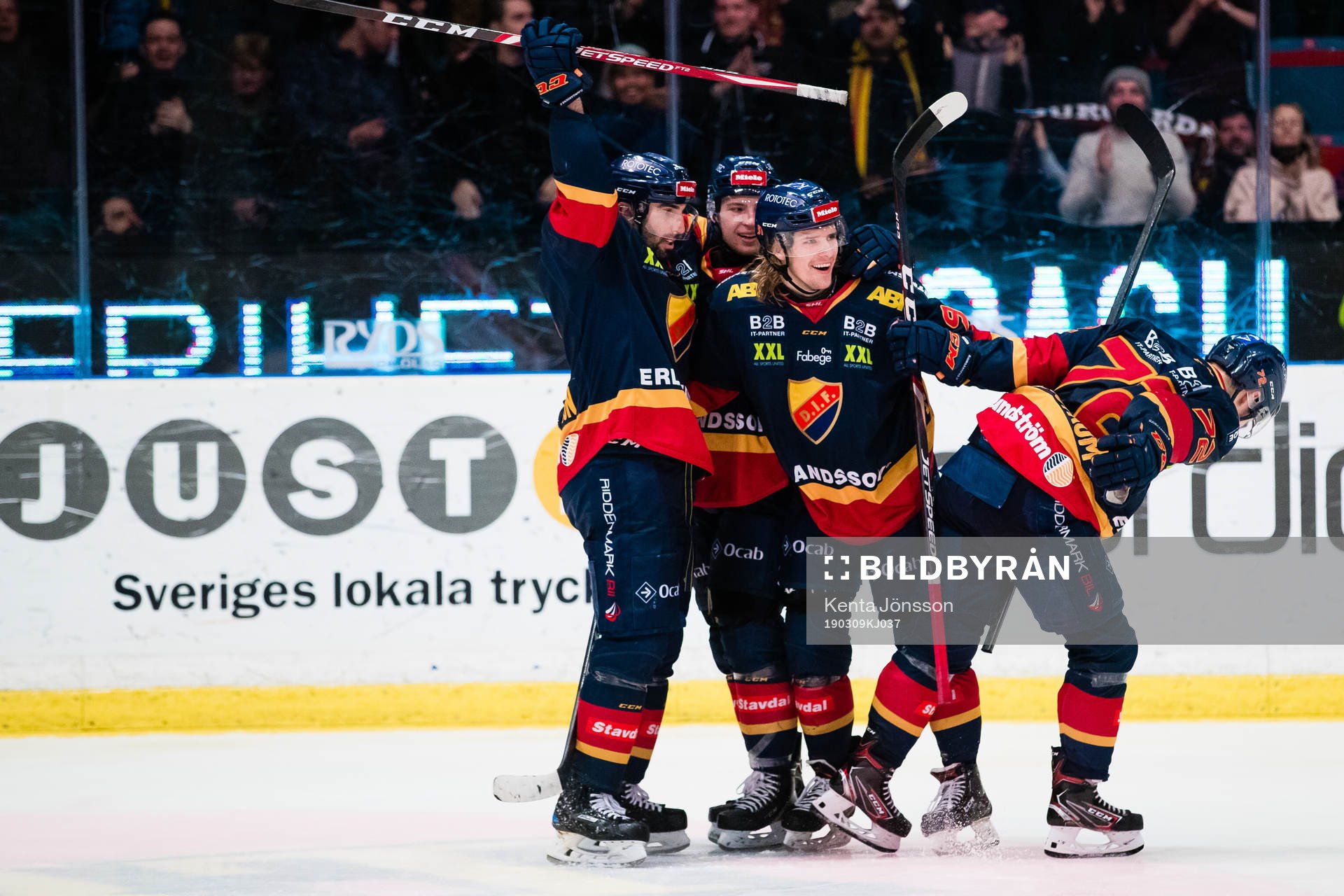 Djurgårdens Axel Jonsson Fjällby jublar med Jason