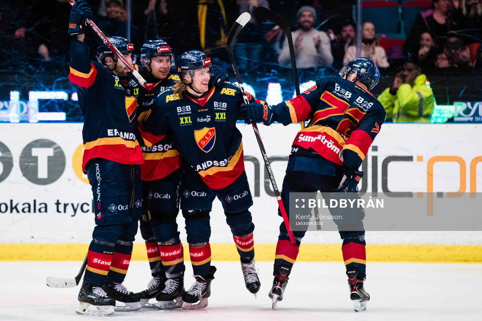 Djurgårdens Axel Jonsson Fjällby jublar med Jason