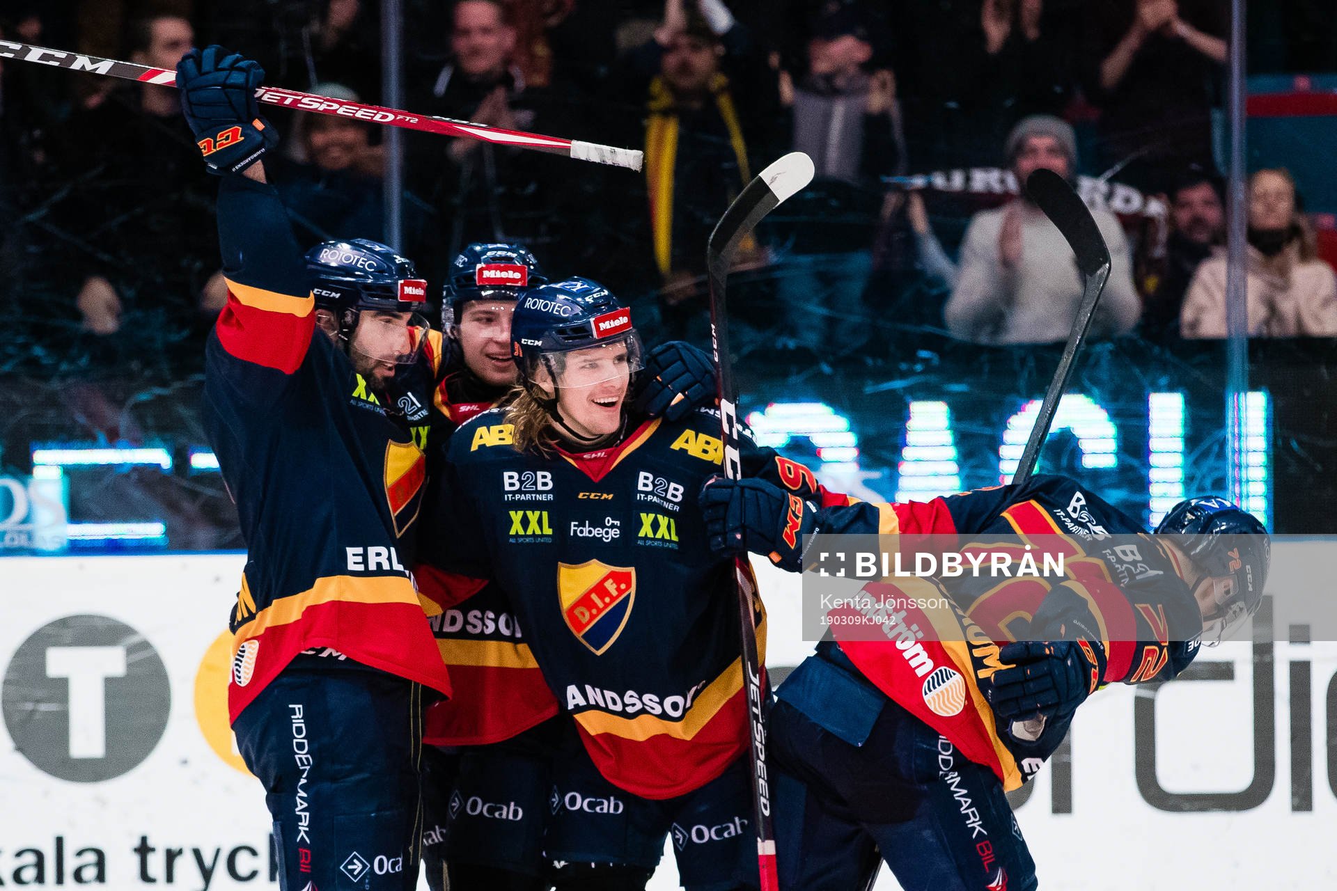 Djurgårdens Axel Jonsson Fjällby jublar med Jason