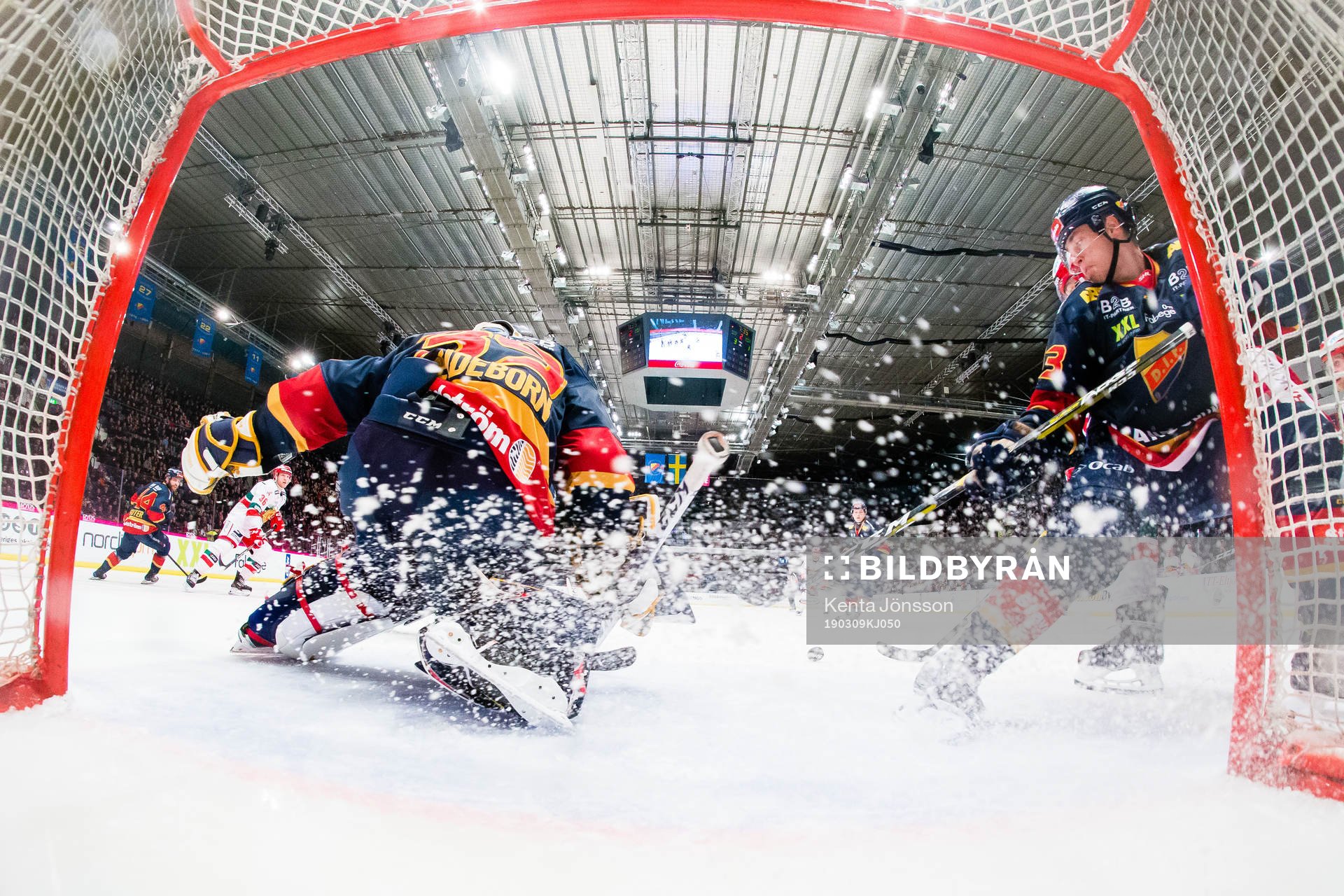 Djurgårdens målvakt Adam Reideborn med en räddning