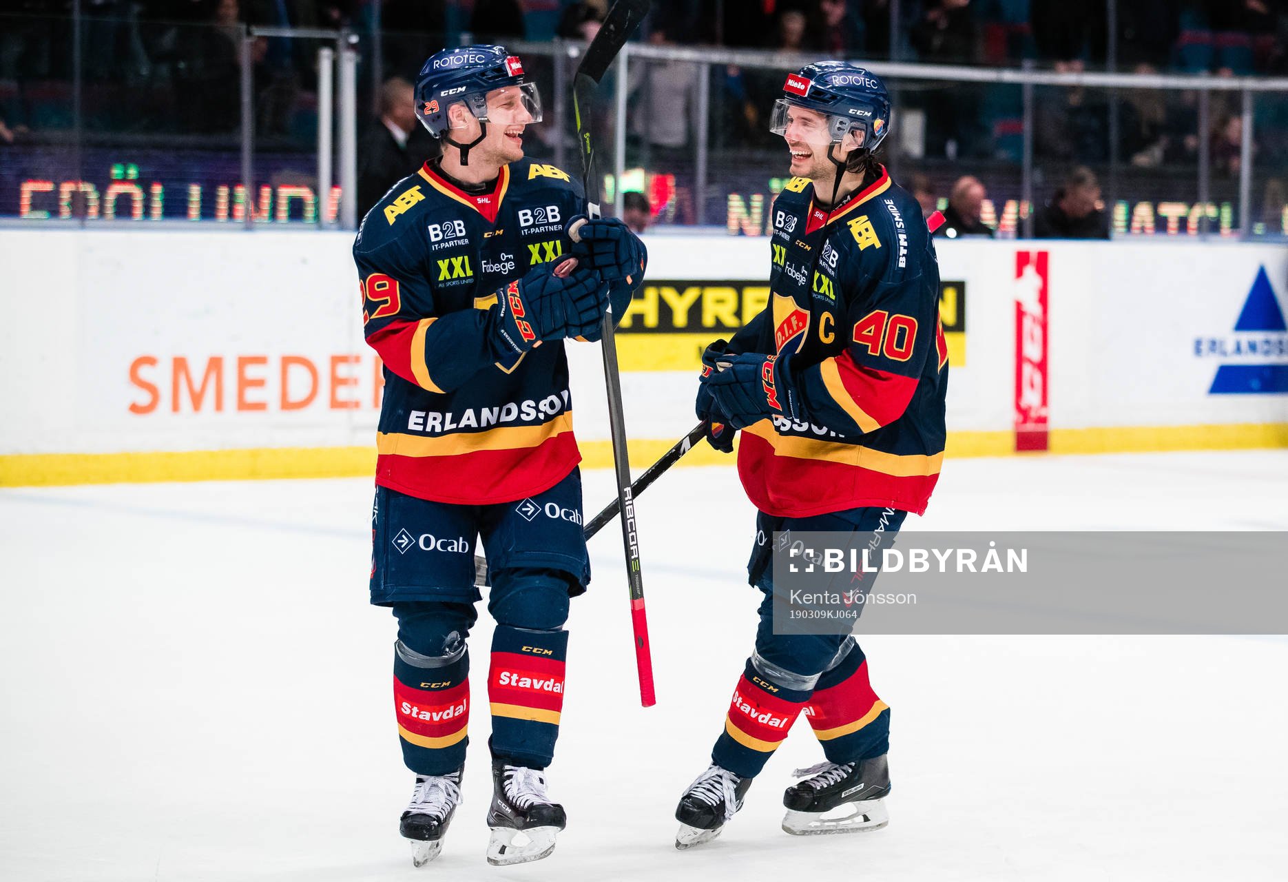 Djurgårdens Sebastian Strandberg jublar med Jacob Josefson