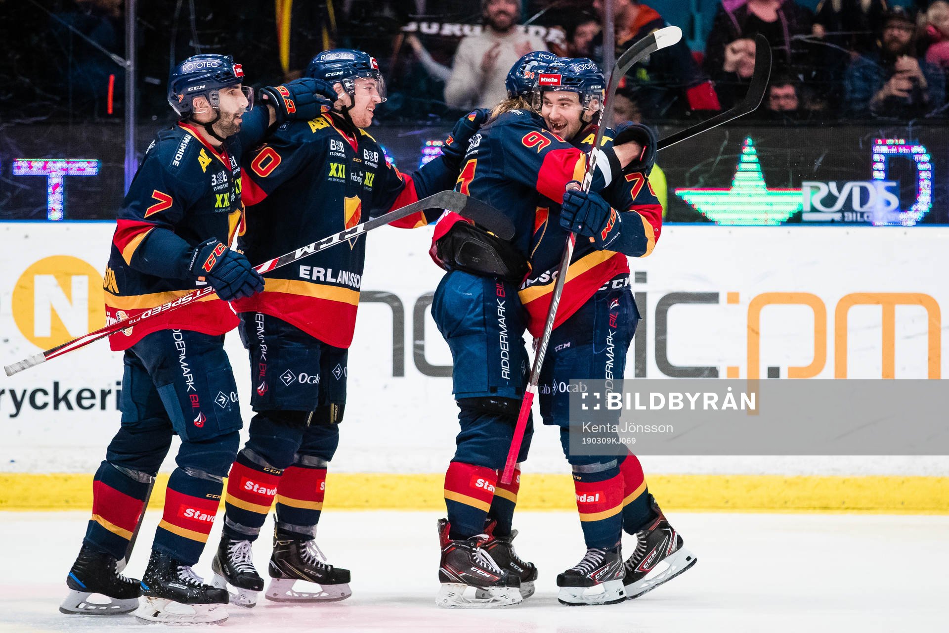 Djurgårdens Emil Bemström (h) jublar med Jason Garrison ,