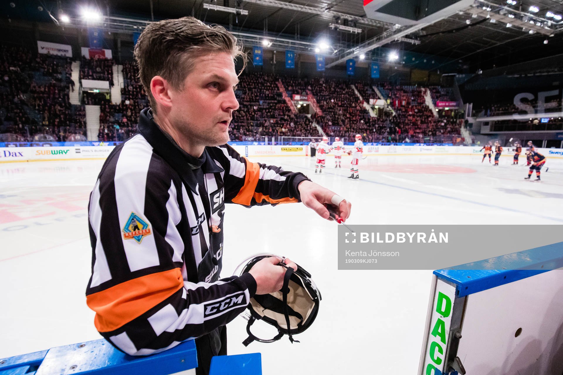 Domare Mikael Nord lagar sin hjälm