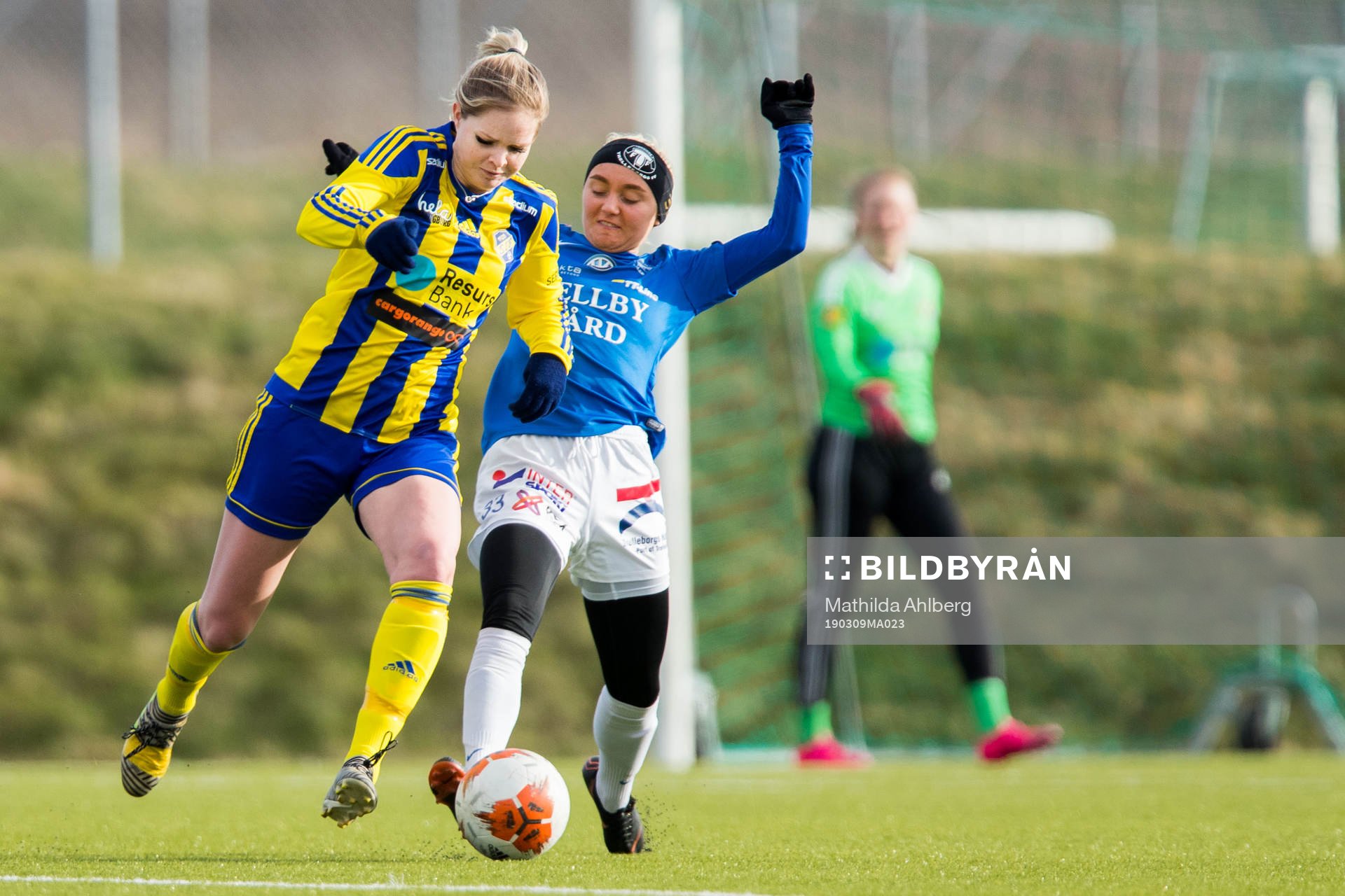 Eskilsminnes Josefine Norberg och Trelleborgs Sally Le Grand under träningsmatchen i fotboll mellan Eskilsminne och Trelleborg den 9 mars 2019 i Helsingborg.