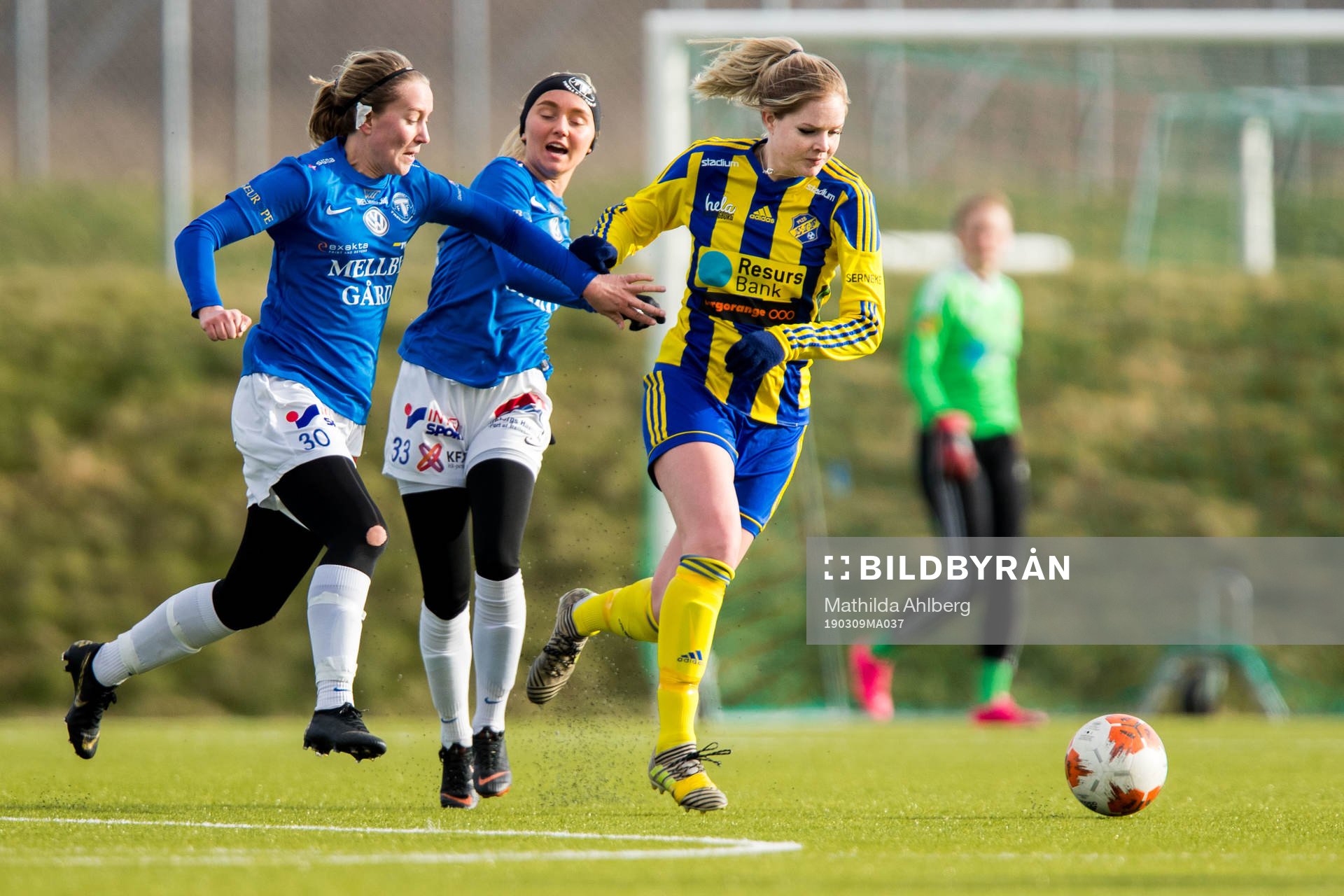 Trelleborgs Viktoria Persson och Sally Le Grand försvarar mot Eskilsminnes Josefine Norberg under träningsmatchen i fotboll mellan Eskilsminne och Trelleborg den 9 mars 2019 i Helsingborg.