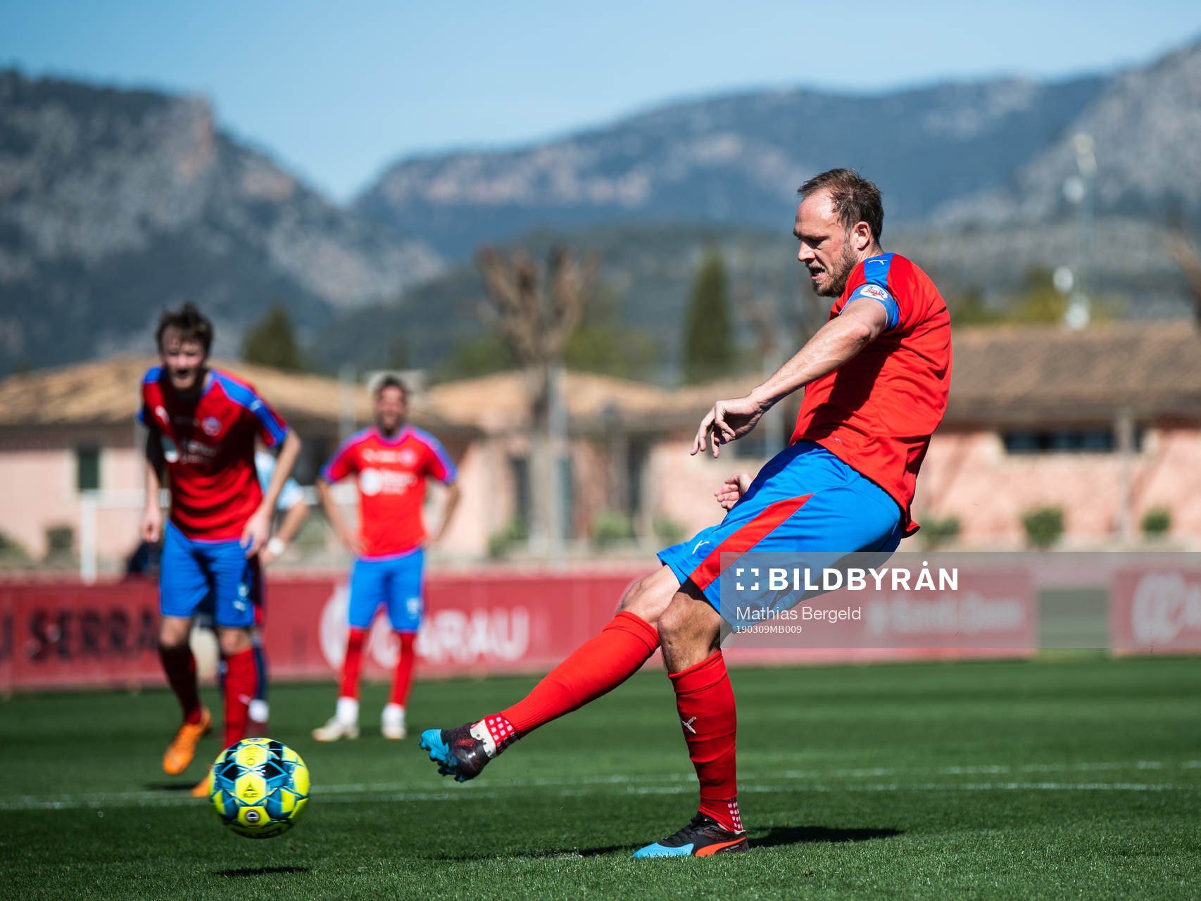 Helsingborgs Andreas Granqvist skjuter och missar en straff