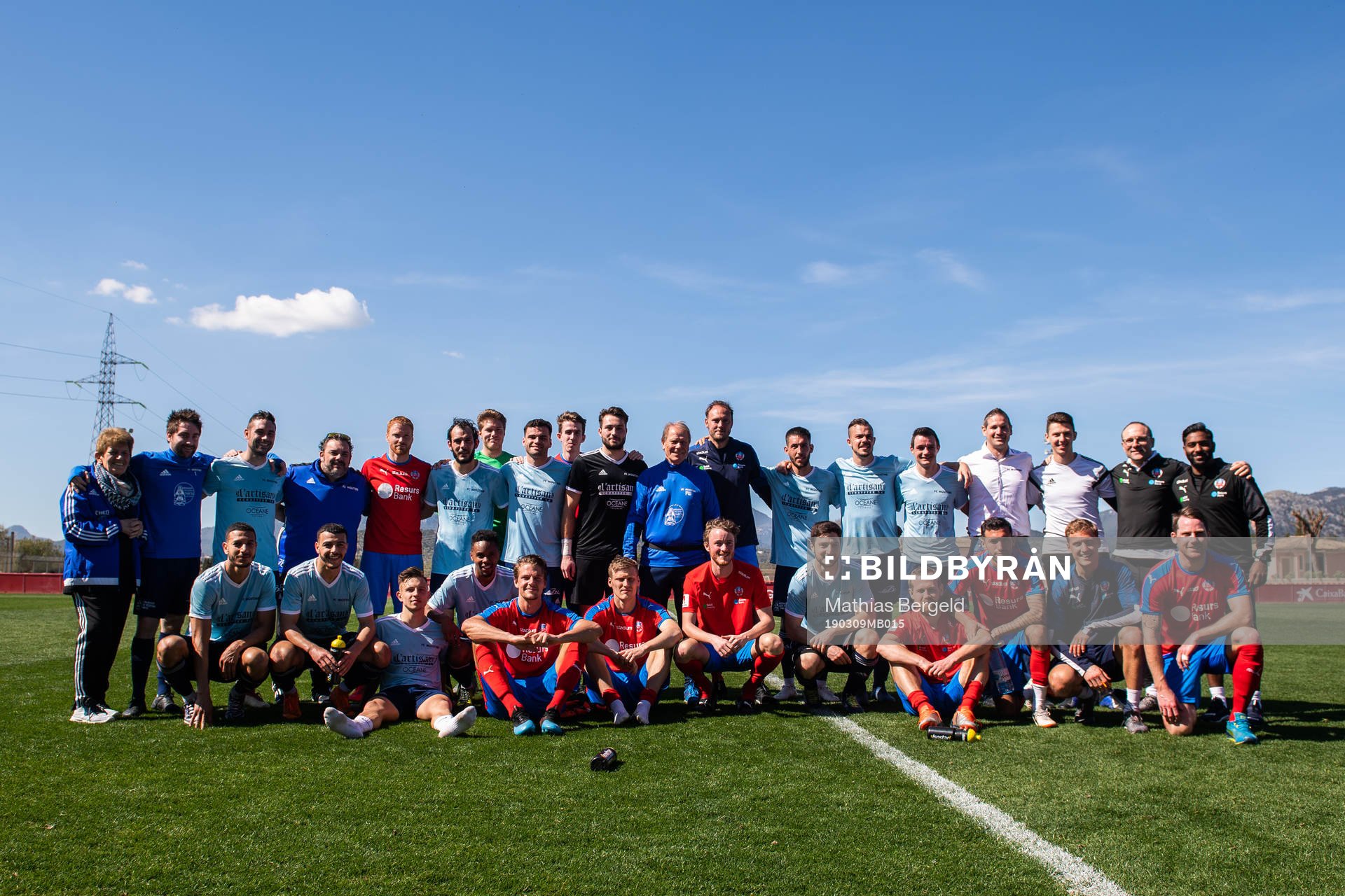 Mouiters och Helsingborgs spelare poserar för en bild efter träningsmatchen i fotboll mellan Helsingborg och Moutier den 9 mars 2019 i Palma.