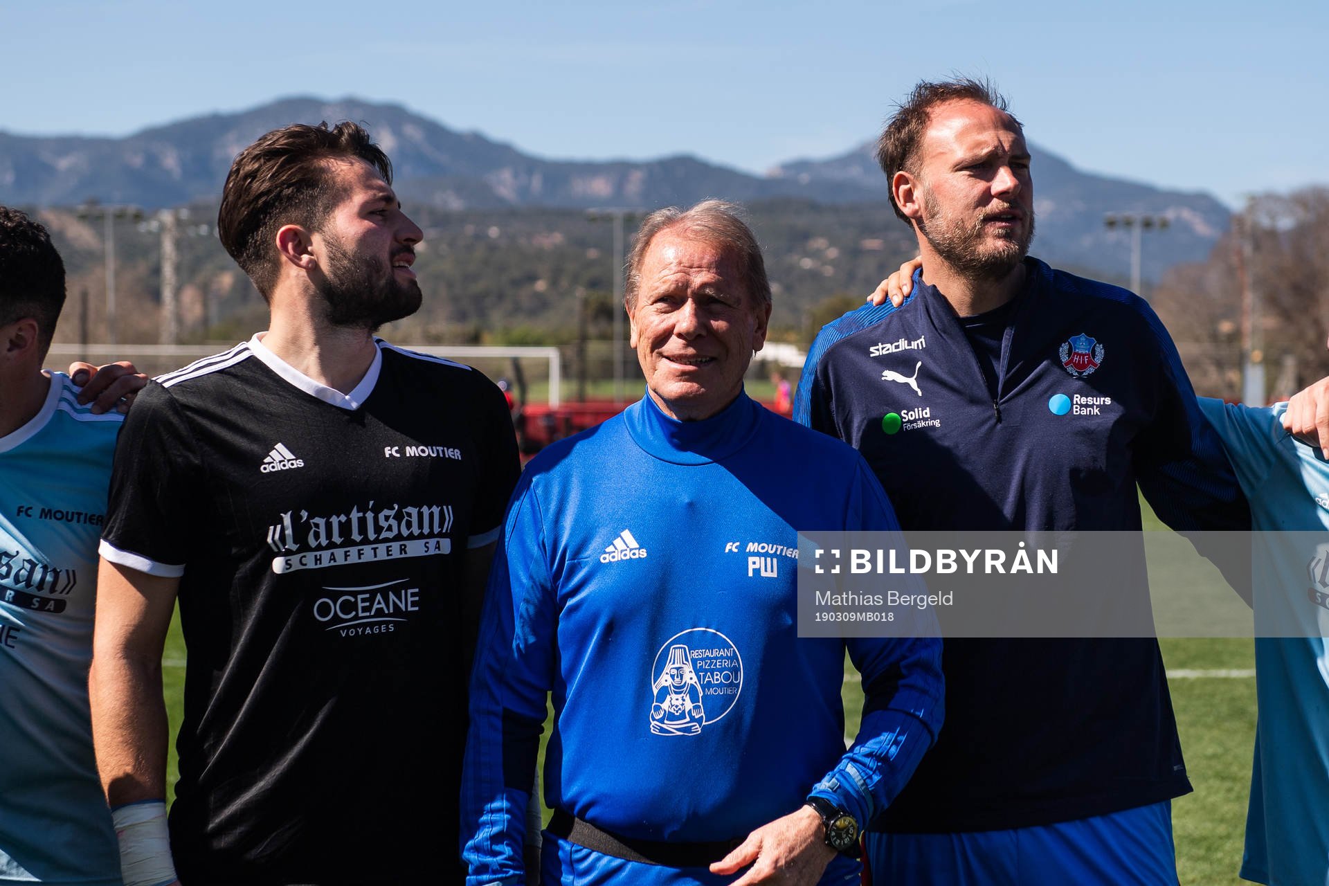 Moutiers målvakt Gian Huber och Helsingborgs Andreas Granqvist efter träningsmatchen i fotboll mellan Helsingborg och Moutier den 9 mars 2019 i Palma.