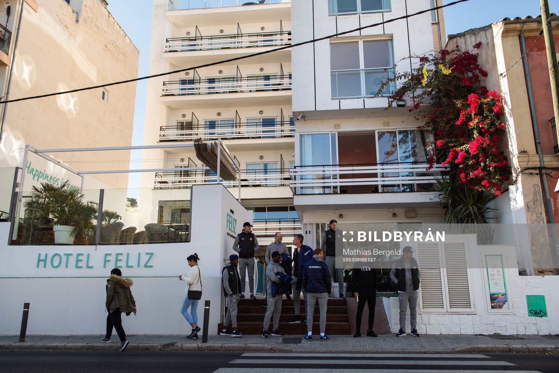 Exteriör vy av Hotell Feliz med Helsingborgs spelare
