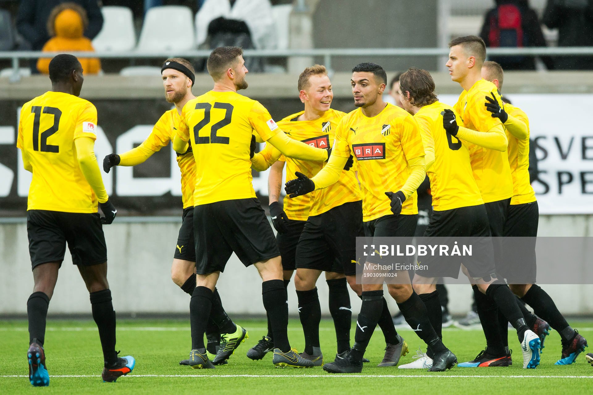 Häckens Adam Andersson jublar med lagkamrater