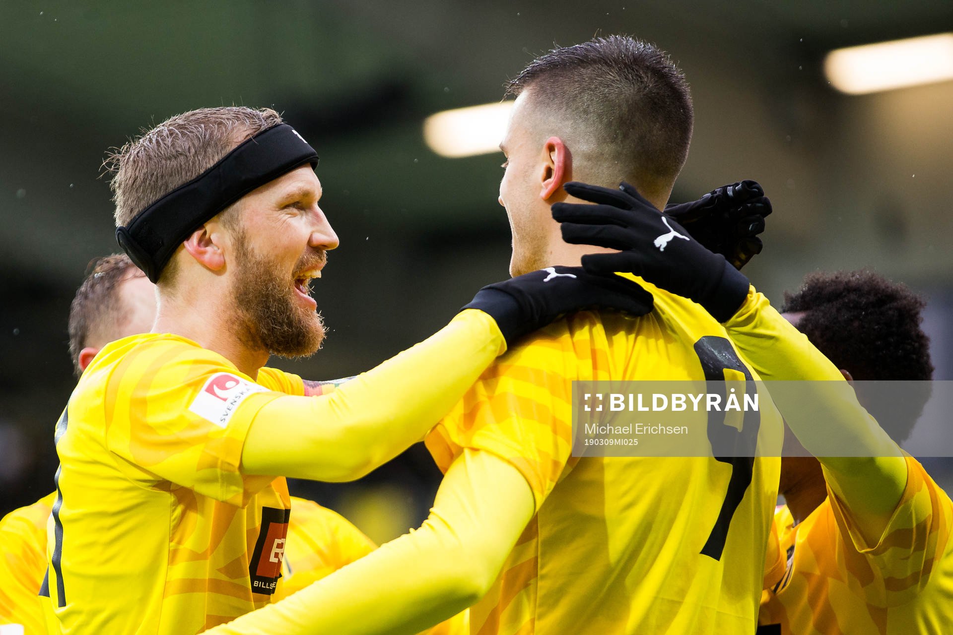Häckens Alexander Jeremejeff jublar med Rasmus Lindgren