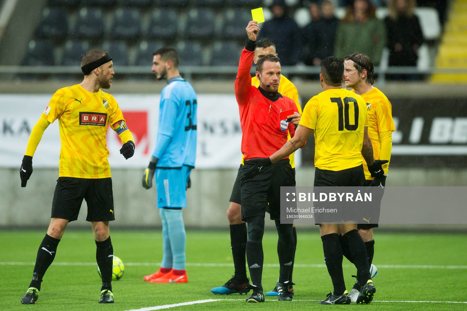Domare Kristoffer Karlsson ger Häckens Paulinho hans andra