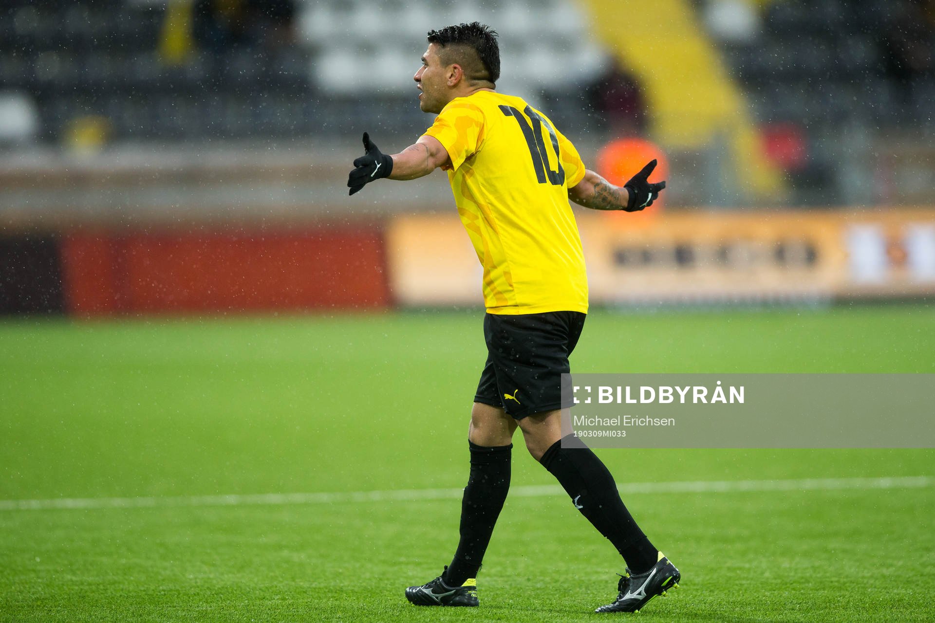 Häckens Paulinho reagerar