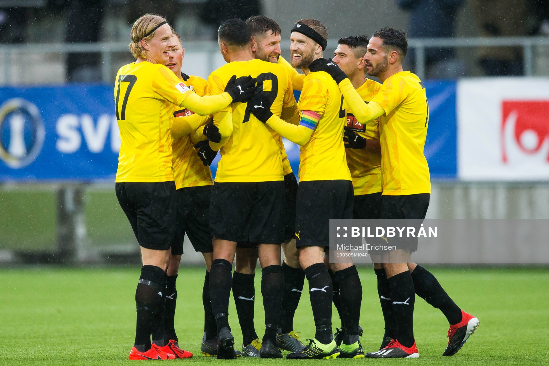 Häckens Joona Toivo jublar med lagkamrater