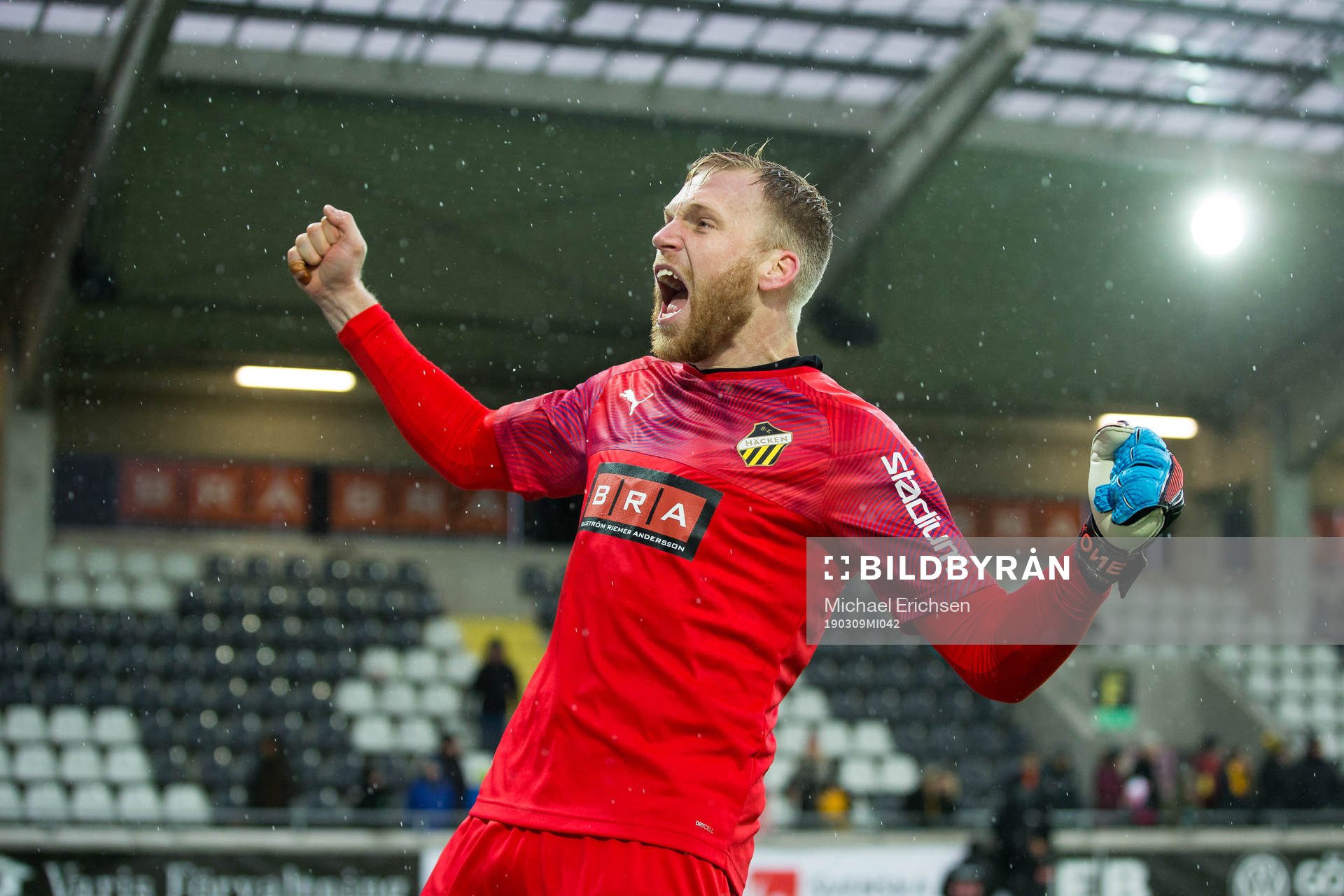Häckens målvakt Peter Abrahamsson jublar vid klacken efter fotbollsmatchen i Svenska Cupen mellan Häcken och Gais den 9 mars 2019 i Göteborg.
