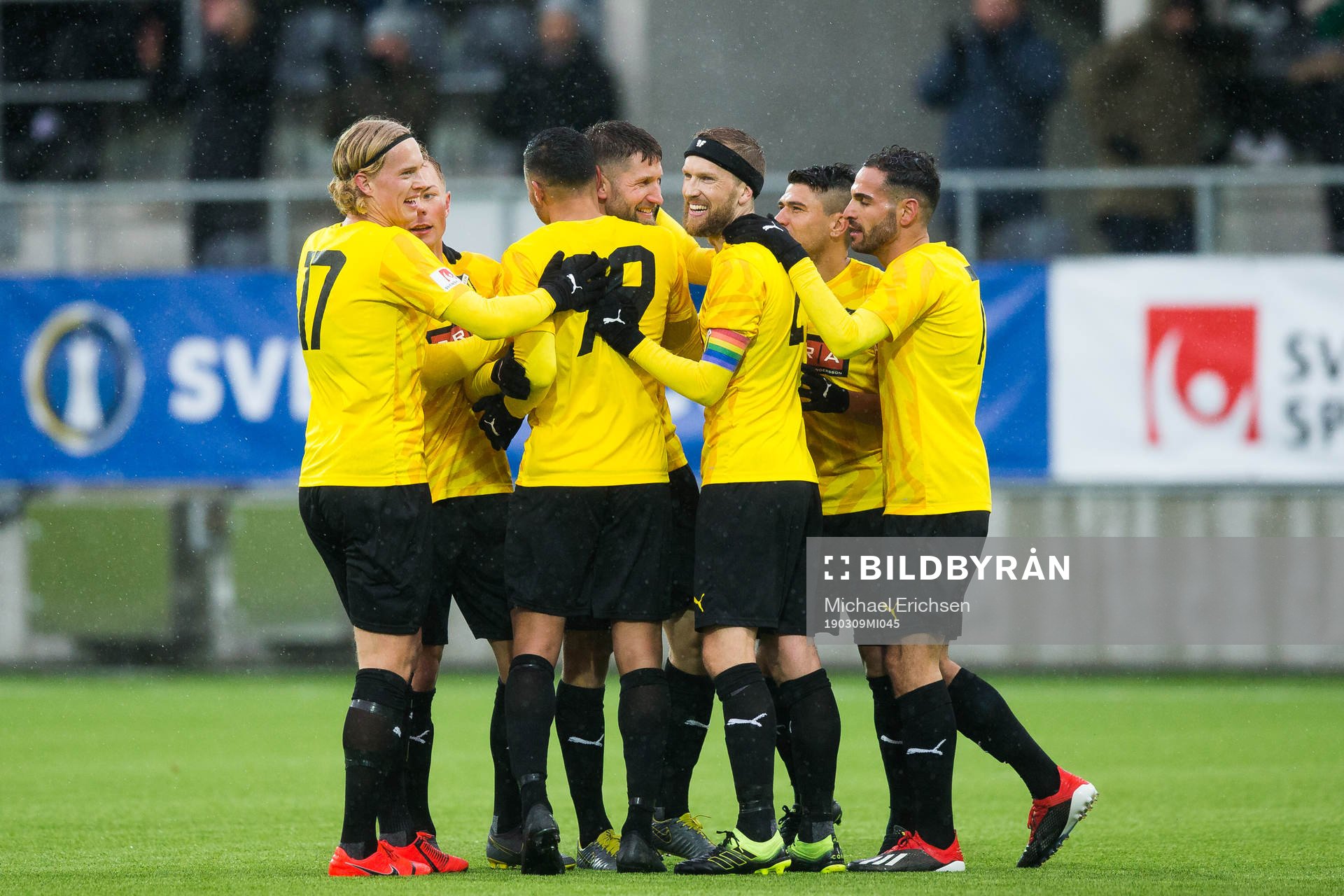 Häckens Joona Toivo jublar med lagkamrater