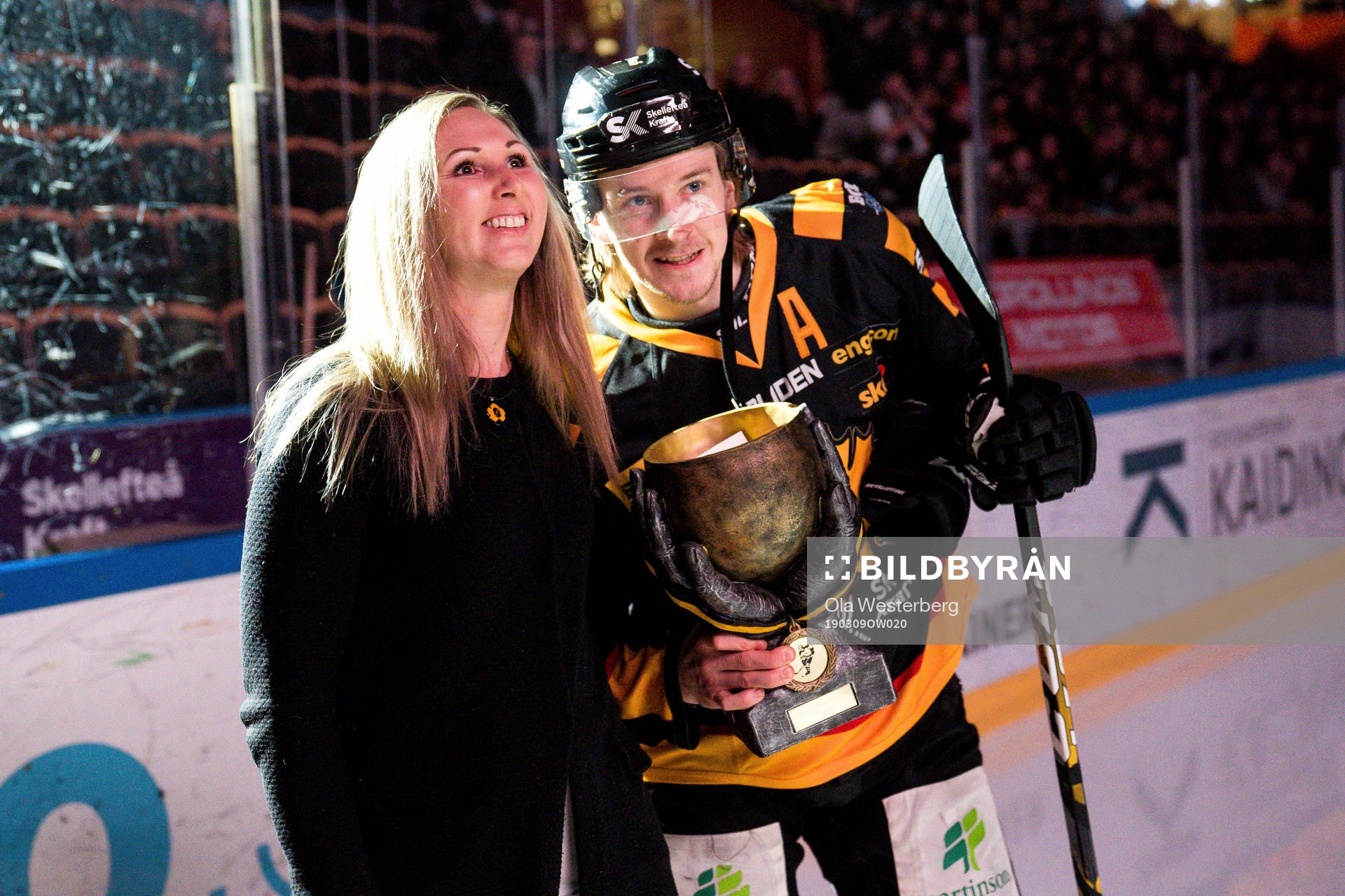 Skellefteås Jonathan Pudas mottar Pontus Petterström
