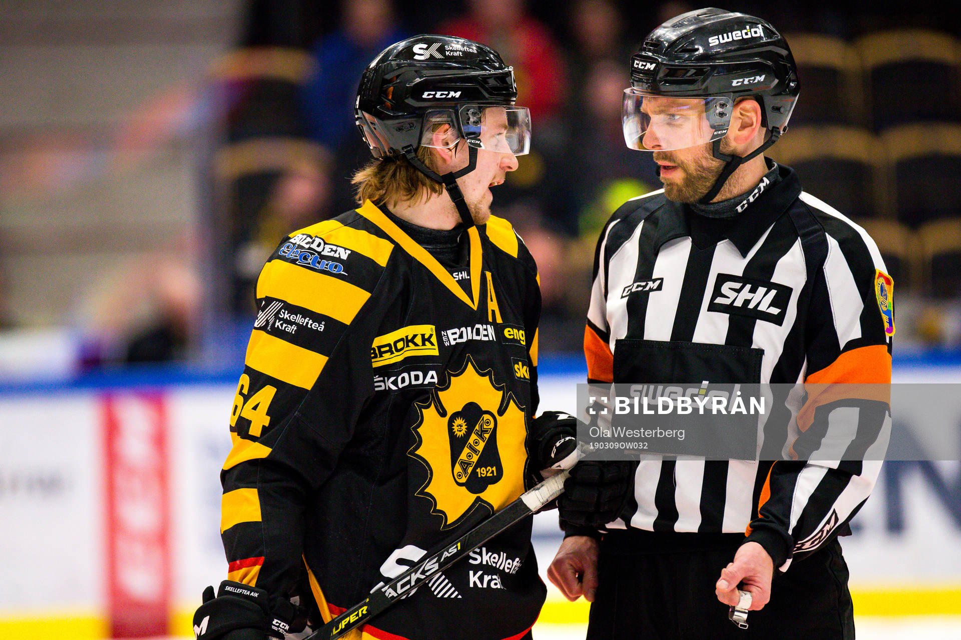 Skellefteås Jonathan Pudas  i samtal med domare Marcus