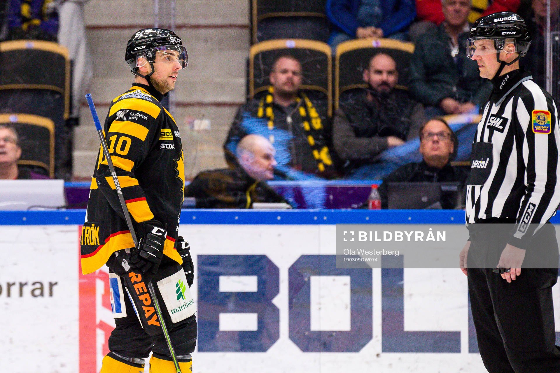 Skellefteås Joakim Lindström och linjedomare Johannes