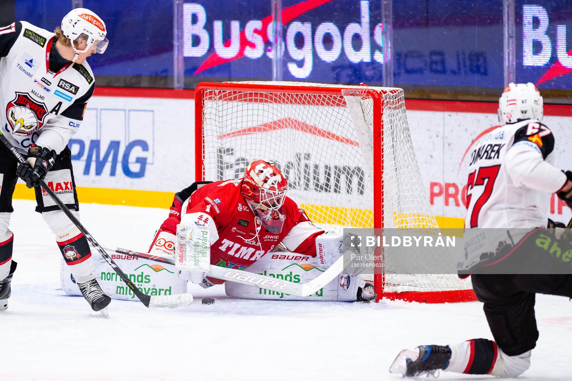 Timrås målvakt Victor Brattström räddar