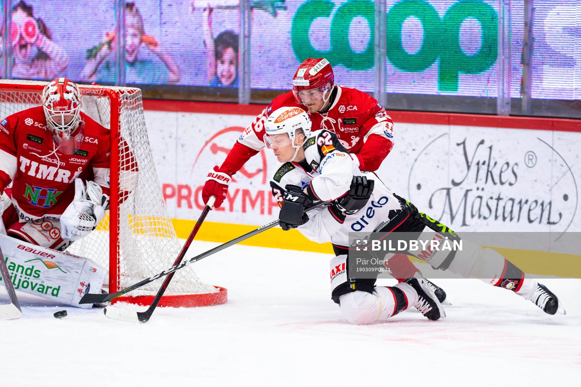 Timrås Hampus Larsson och Malmö Redhawks Lars Bryggman