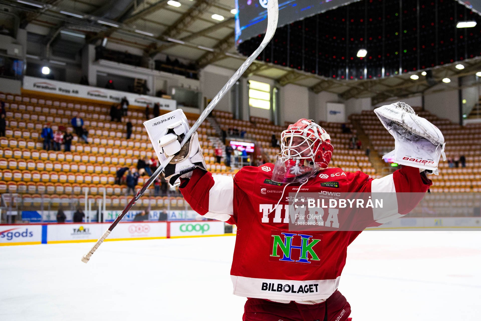 Timrås målvakt Victor Brattström jublar